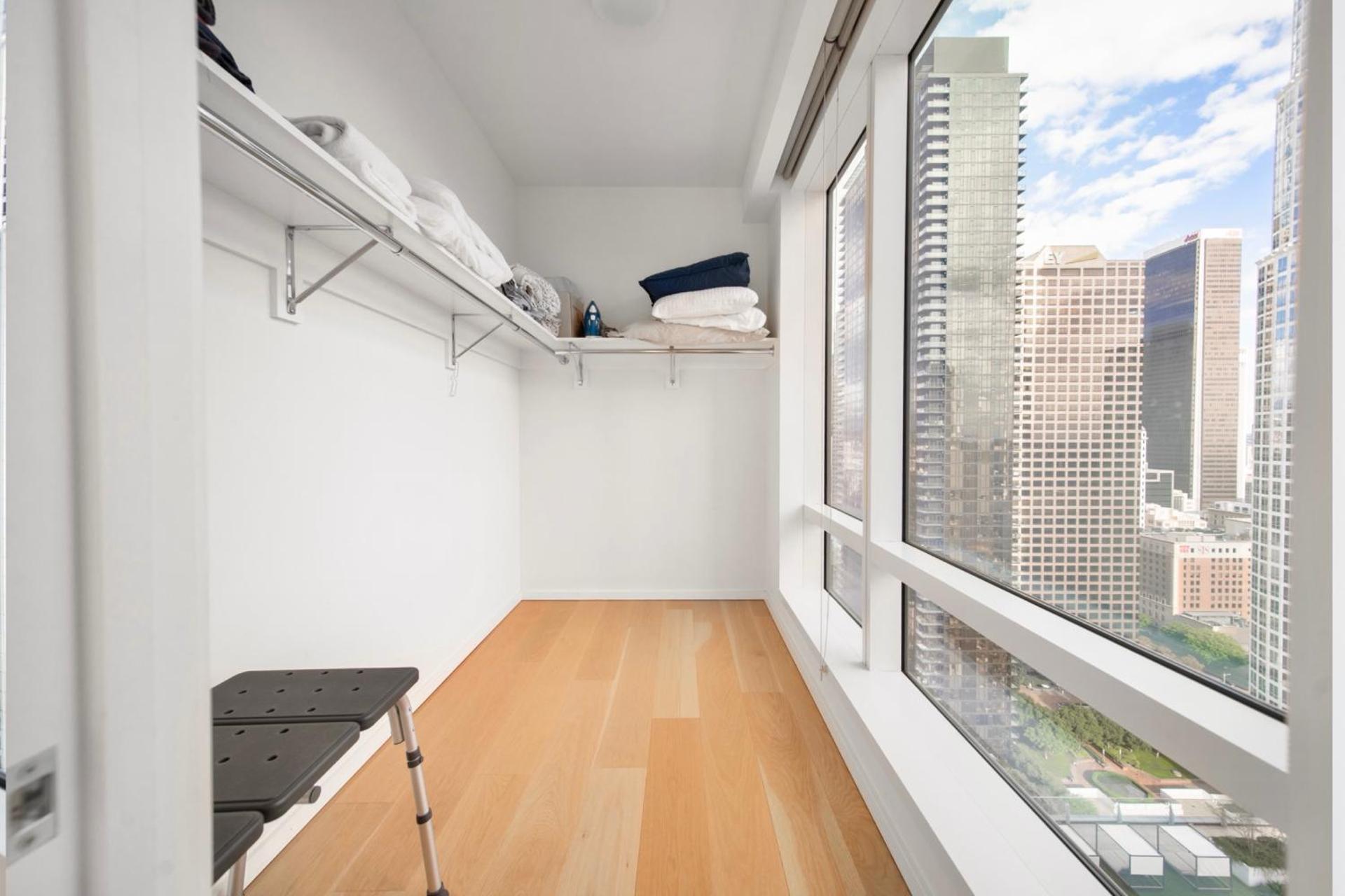 Lavish High-Rise 2bed Apt in the Hearth of Downtown LA