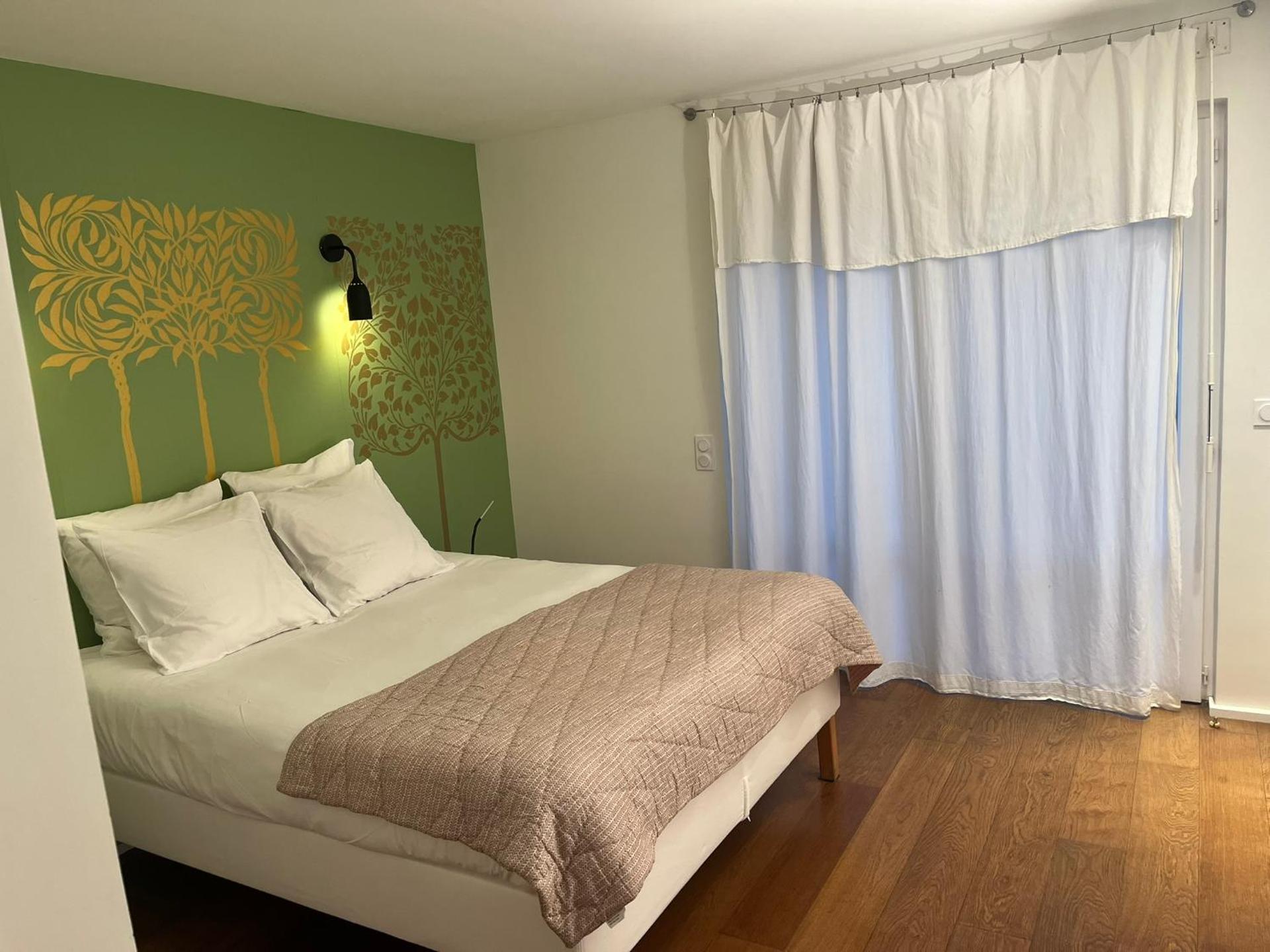 Denis & Virginie - château à pied - parking gratuit