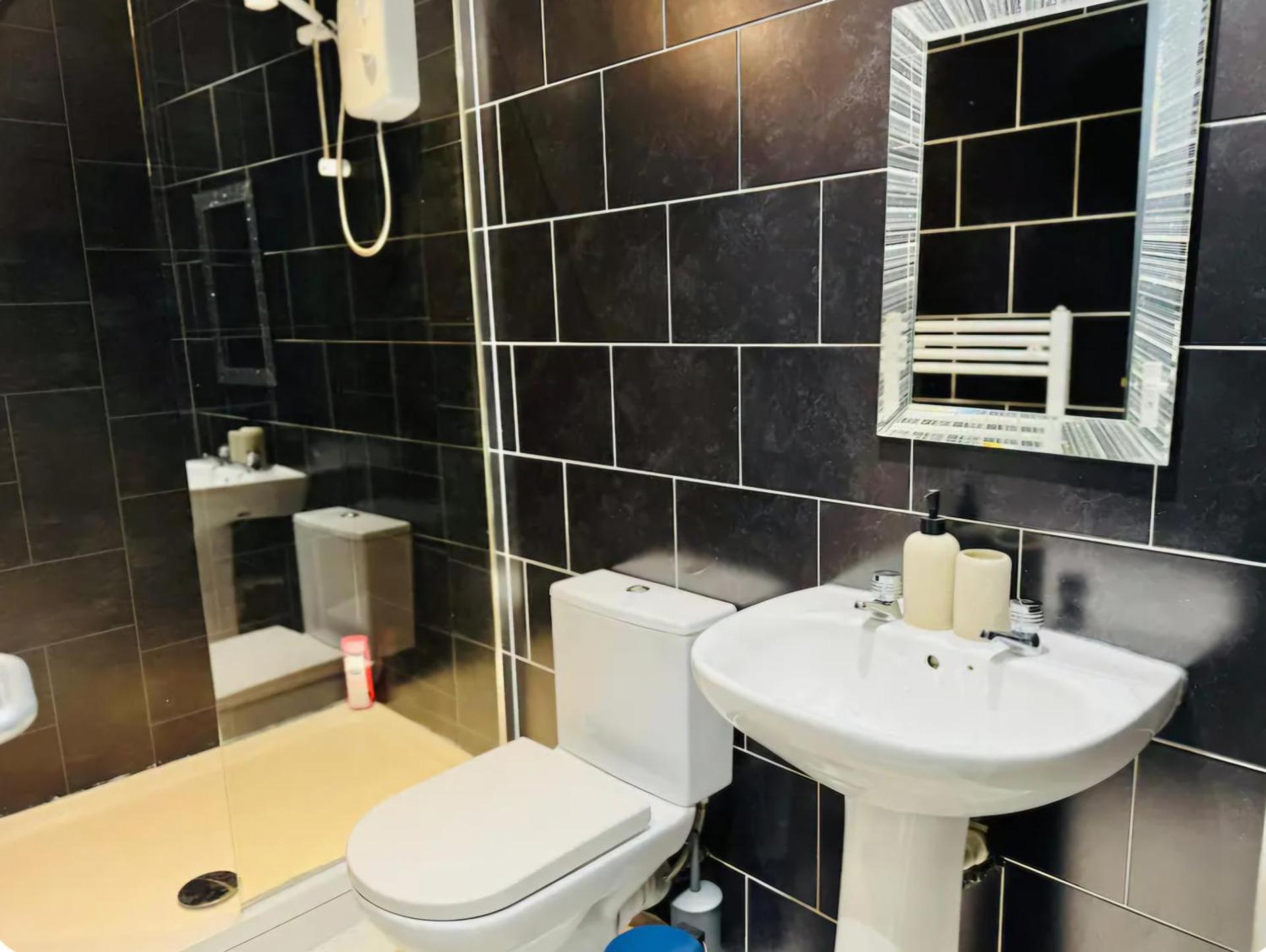 Room 2 Shared House in L7