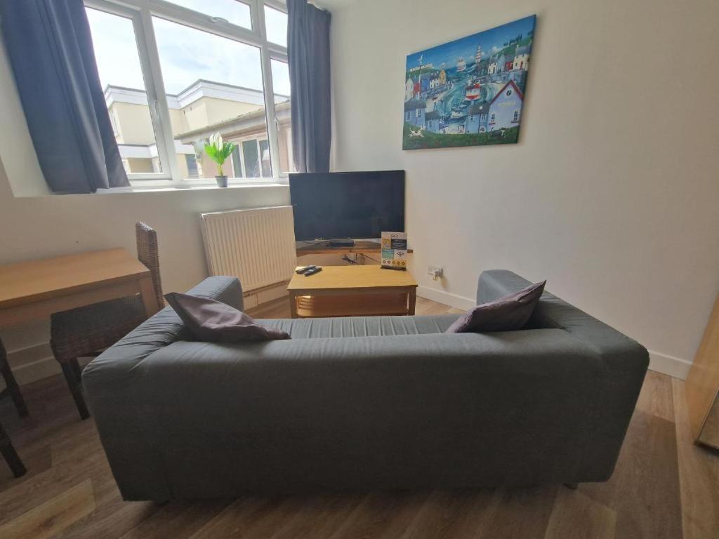 NEWLY Refurbed - Large Studio Apt With Private Parking