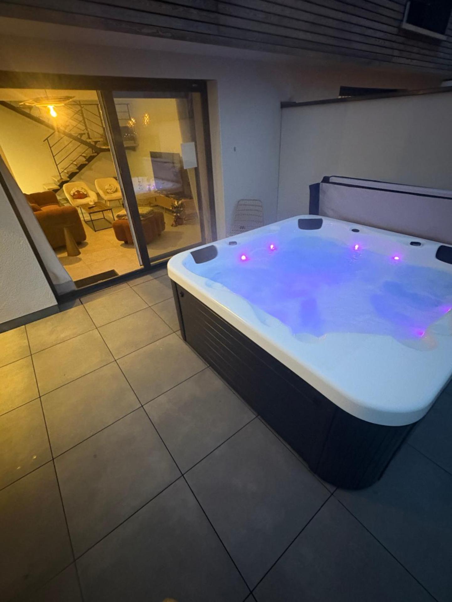Villa Bulle Dorée & Jacuzzi privé au cœur du centre touristique et thermal face Snowworld