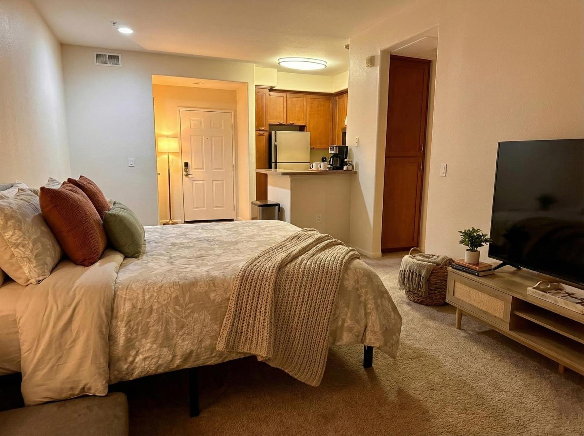 Marina Boardwalk Breeze 1BA & 2BA - Short Trip To Venice Beach