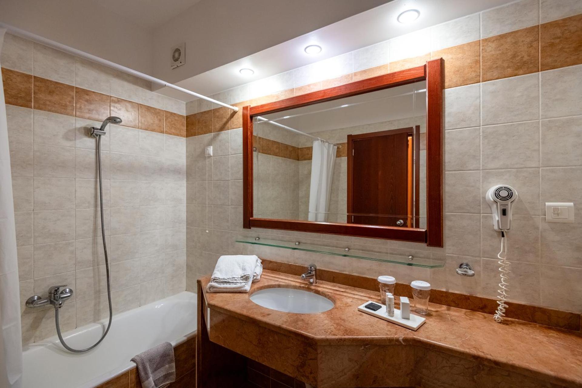 Crithoni's Paradise Hotel