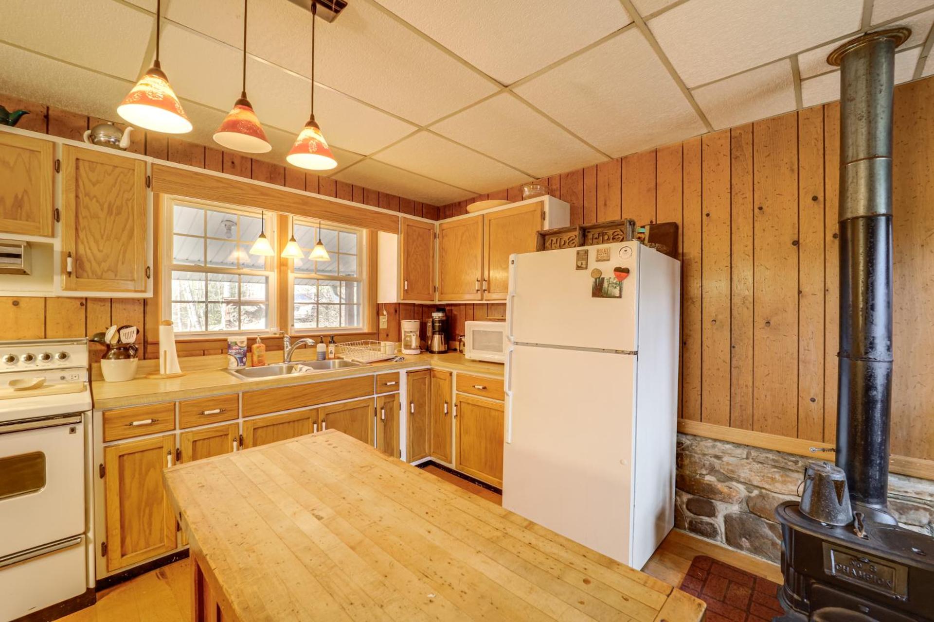 Fire Pit and Porch! Rustic Linville Falls Cottage