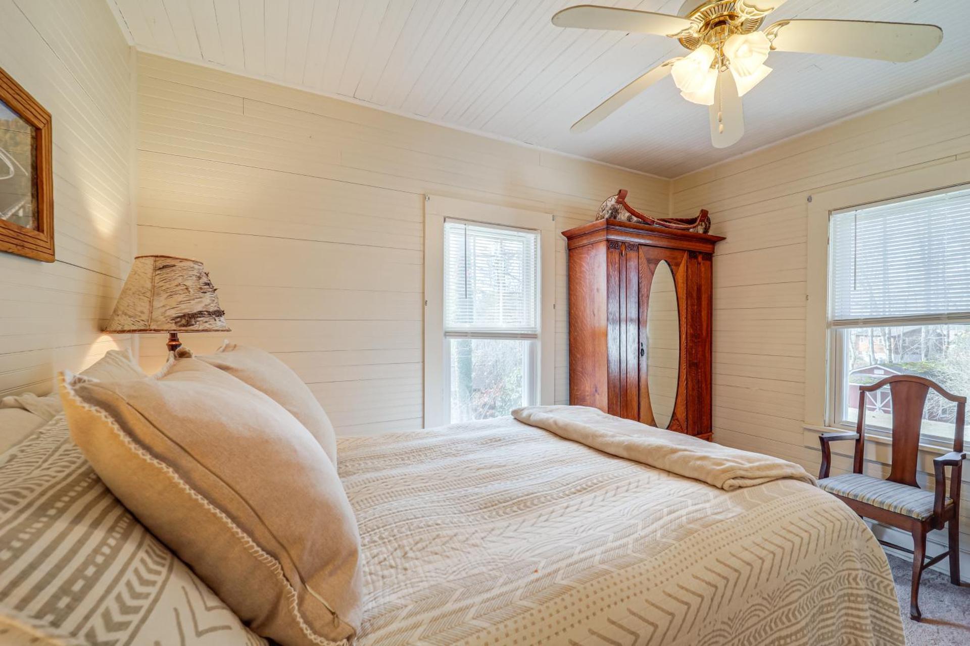 Fire Pit and Porch! Rustic Linville Falls Cottage