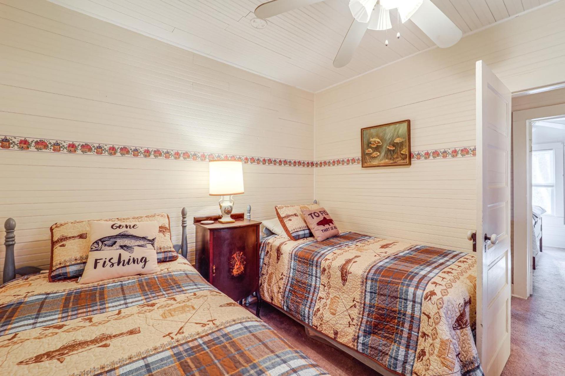 Fire Pit and Porch! Rustic Linville Falls Cottage