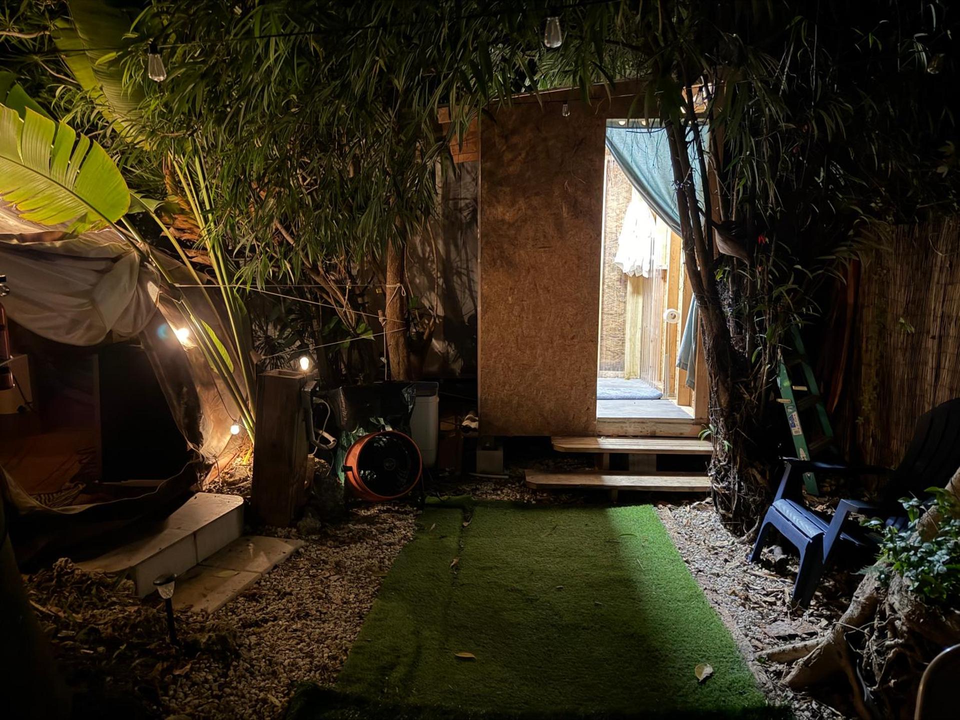 Casa de Campaña en la Pequeña Selva by Legnalife