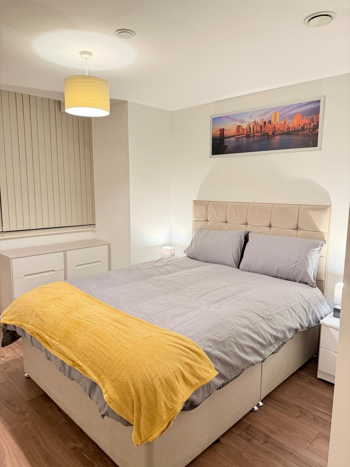 2 Bed Apartment, Free Parking, Broad St Bham City Centre, Sleeps 4