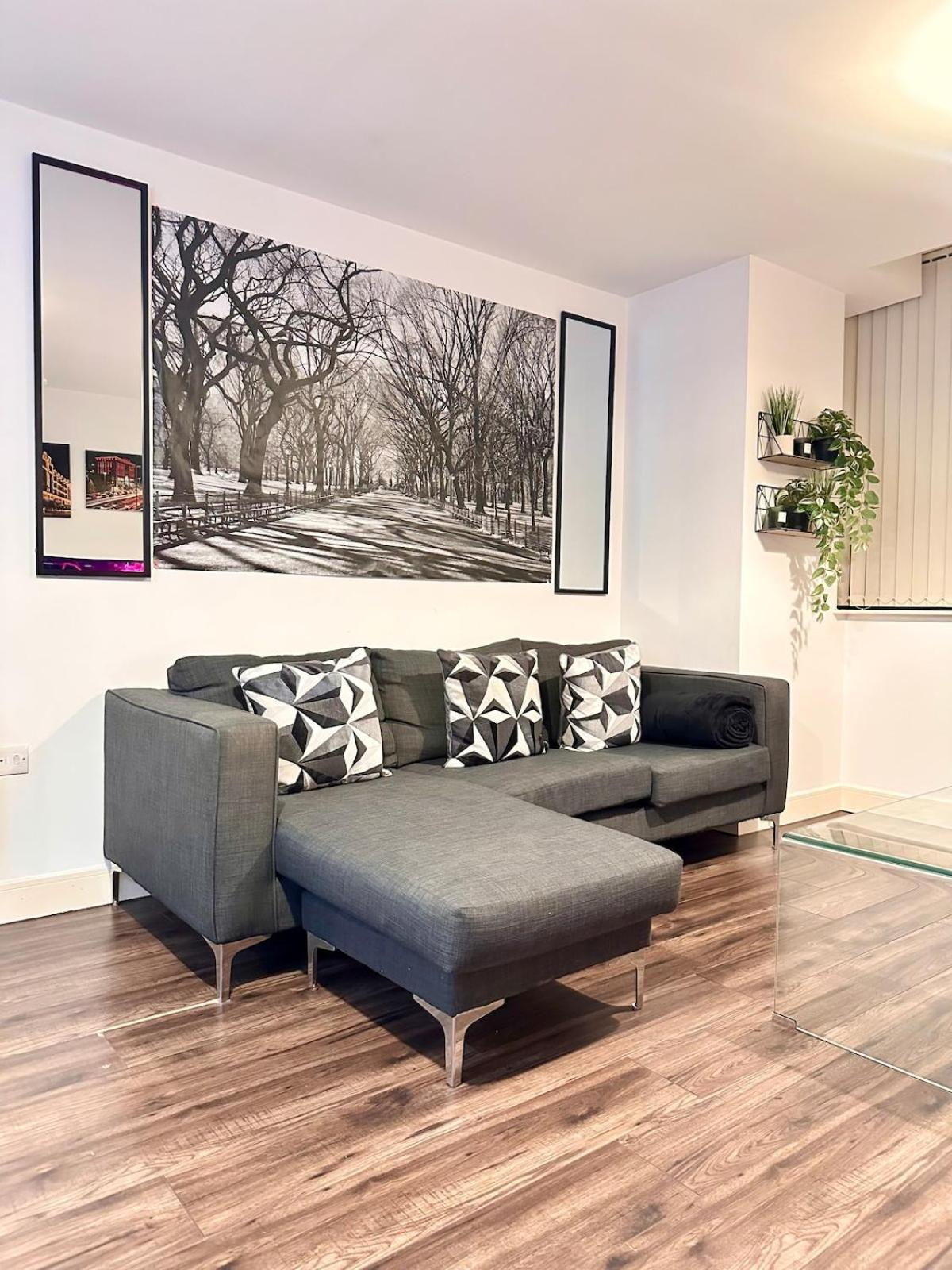 2 Bed Apartment, Free Parking, Broad St Bham City Centre, Sleeps 4