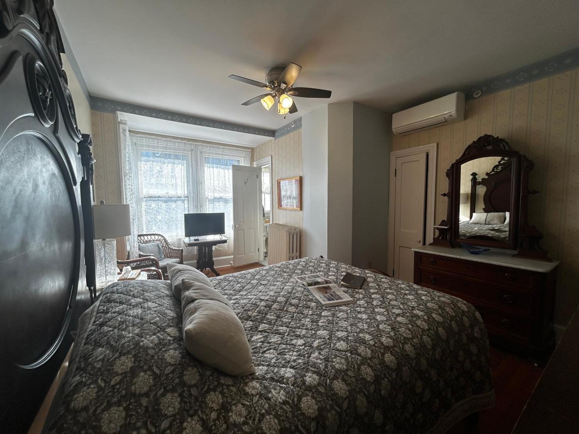 Premier Queen Room with Fireplace  