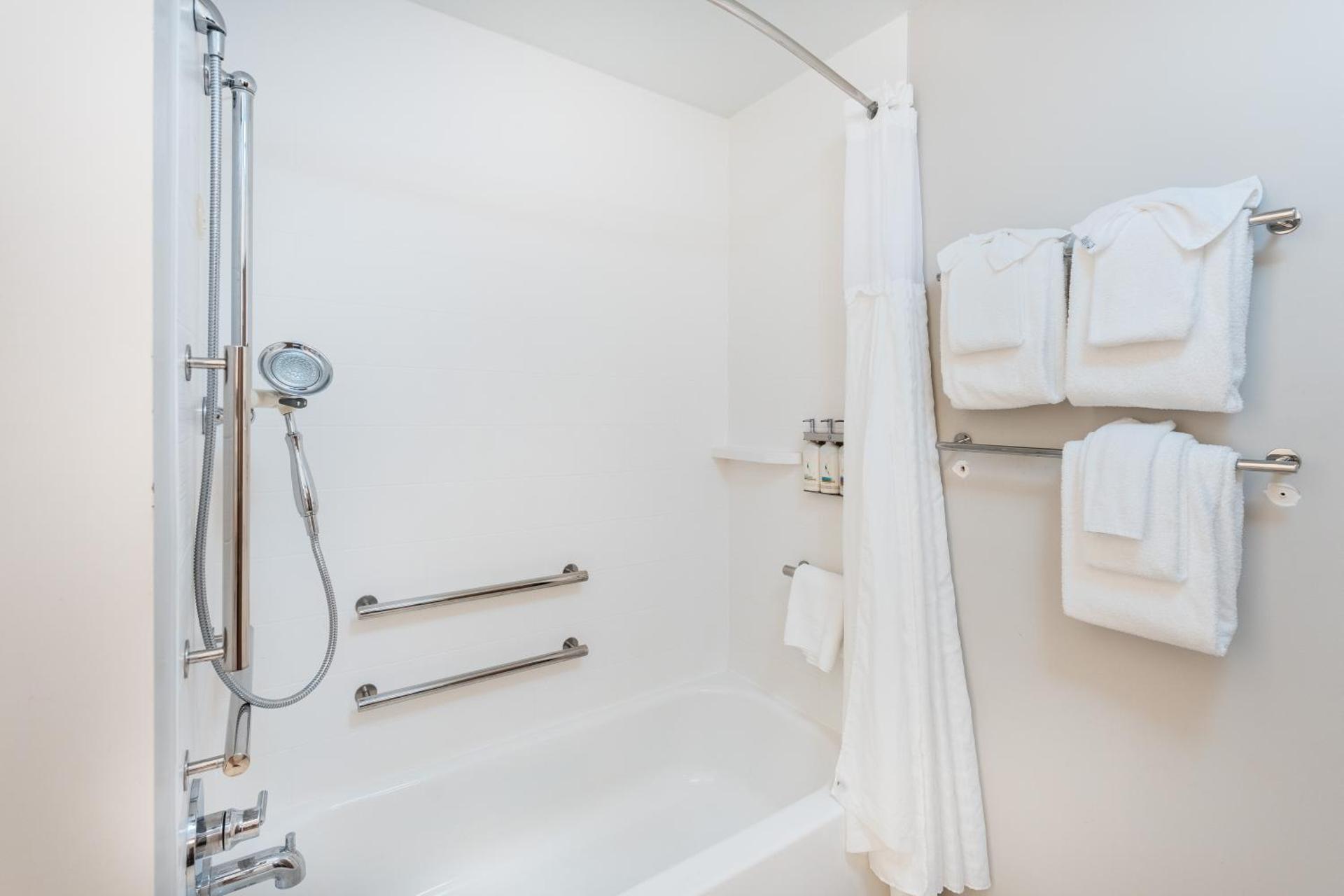 Standard Queen Room with Two Queen Beds and Mobility Accessible Tub