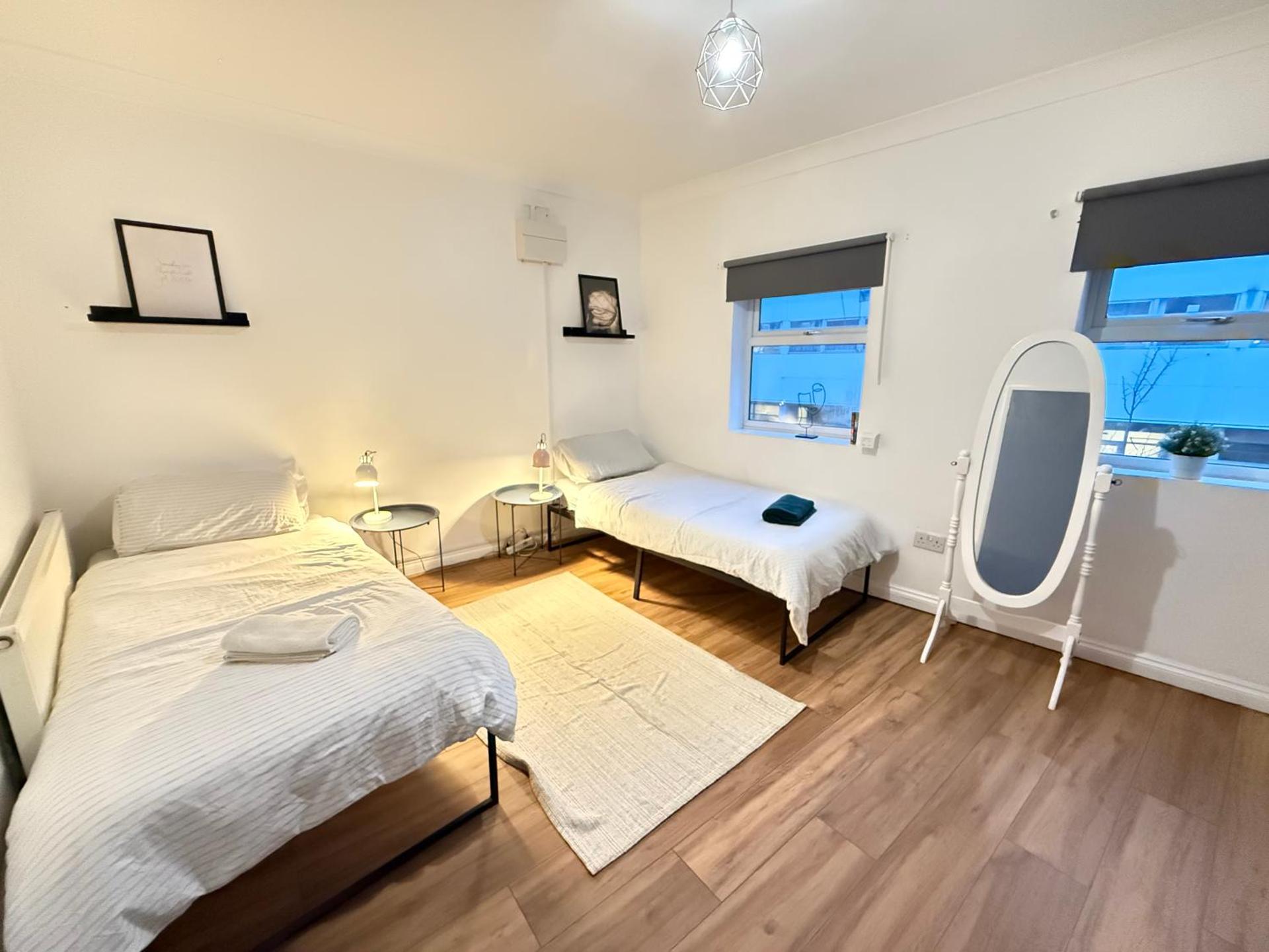 (R0)2 Bedroom Flat in Zone 2 Lnd