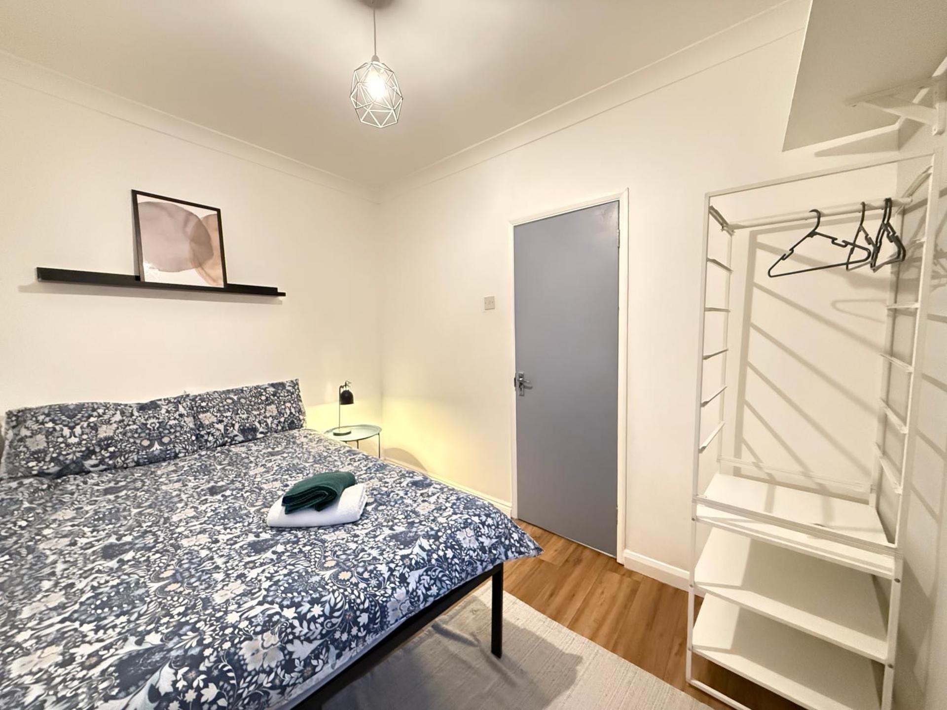 (R0)2 Bedroom Flat in Zone 2 Lnd