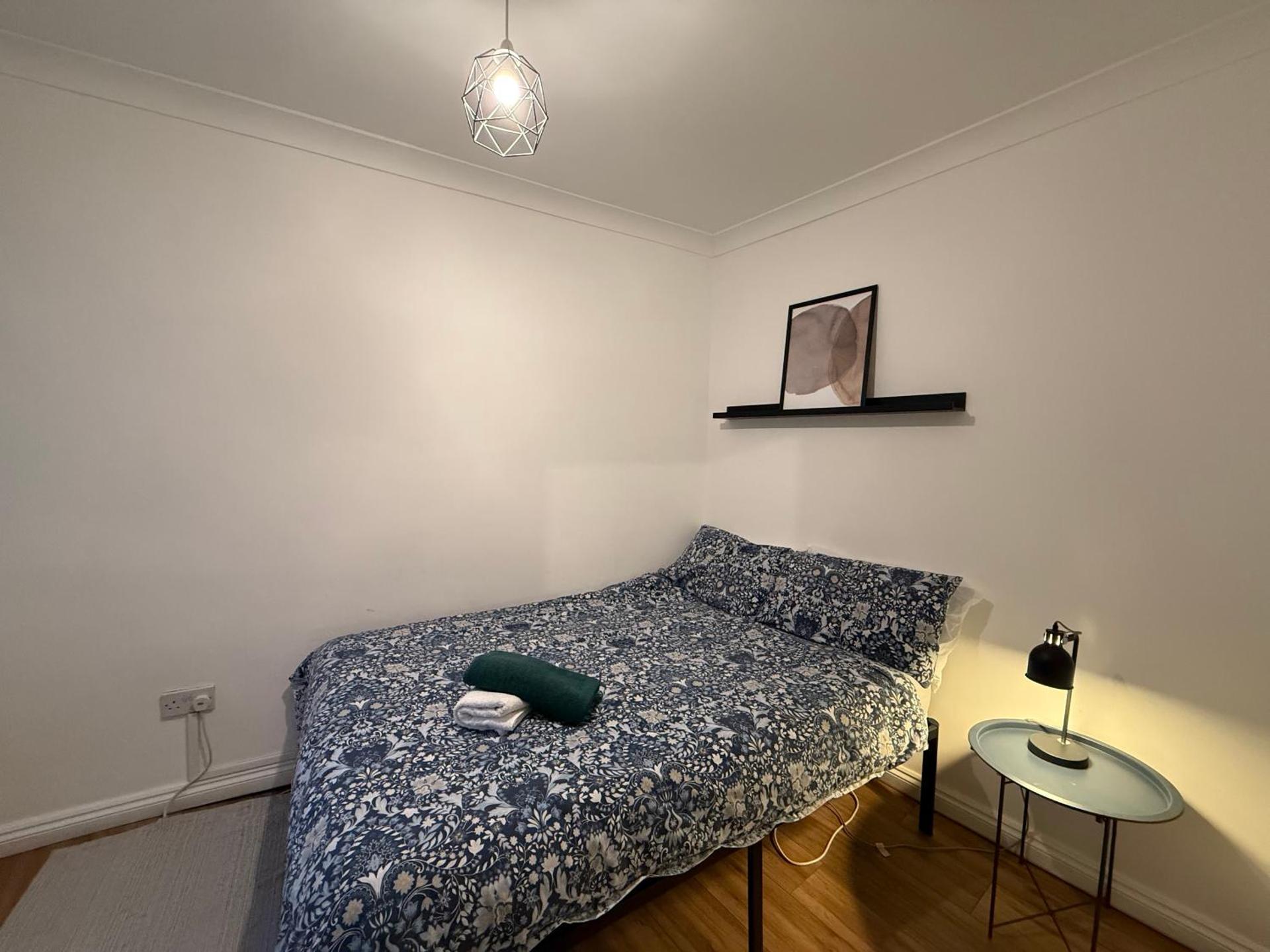(R0)2 Bedroom Flat in Zone 2 Lnd