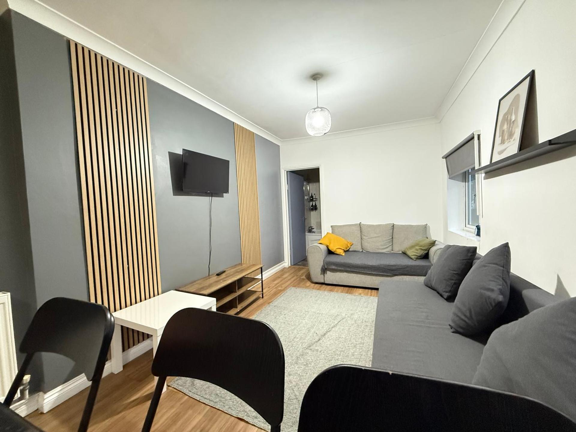 (R0)2 Bedroom Flat in Zone 2 Lnd