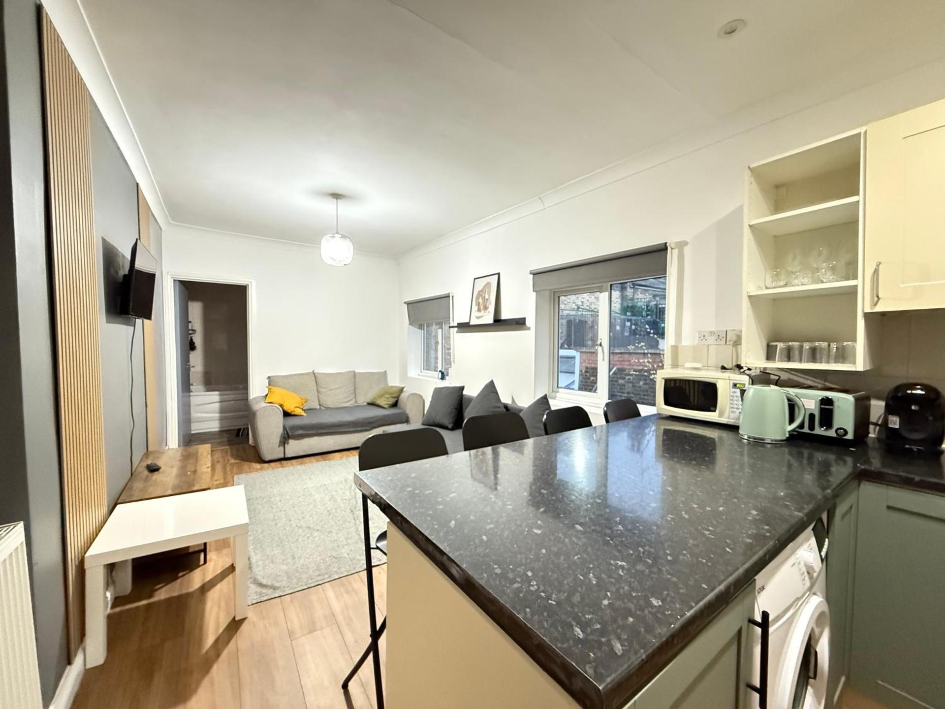 (R0)2 Bedroom Flat in Zone 2 Lnd