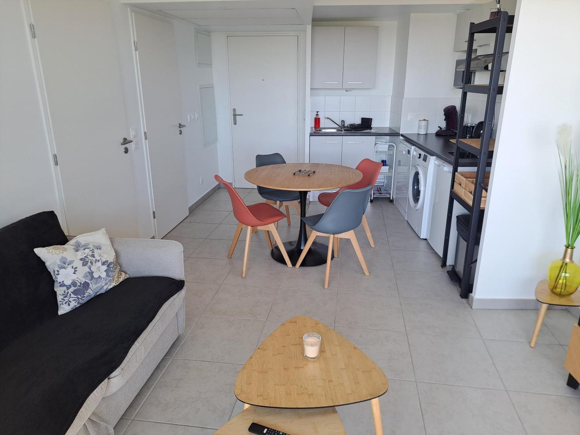 Iconic 652, T2 vue mer, bien équipé, centre port