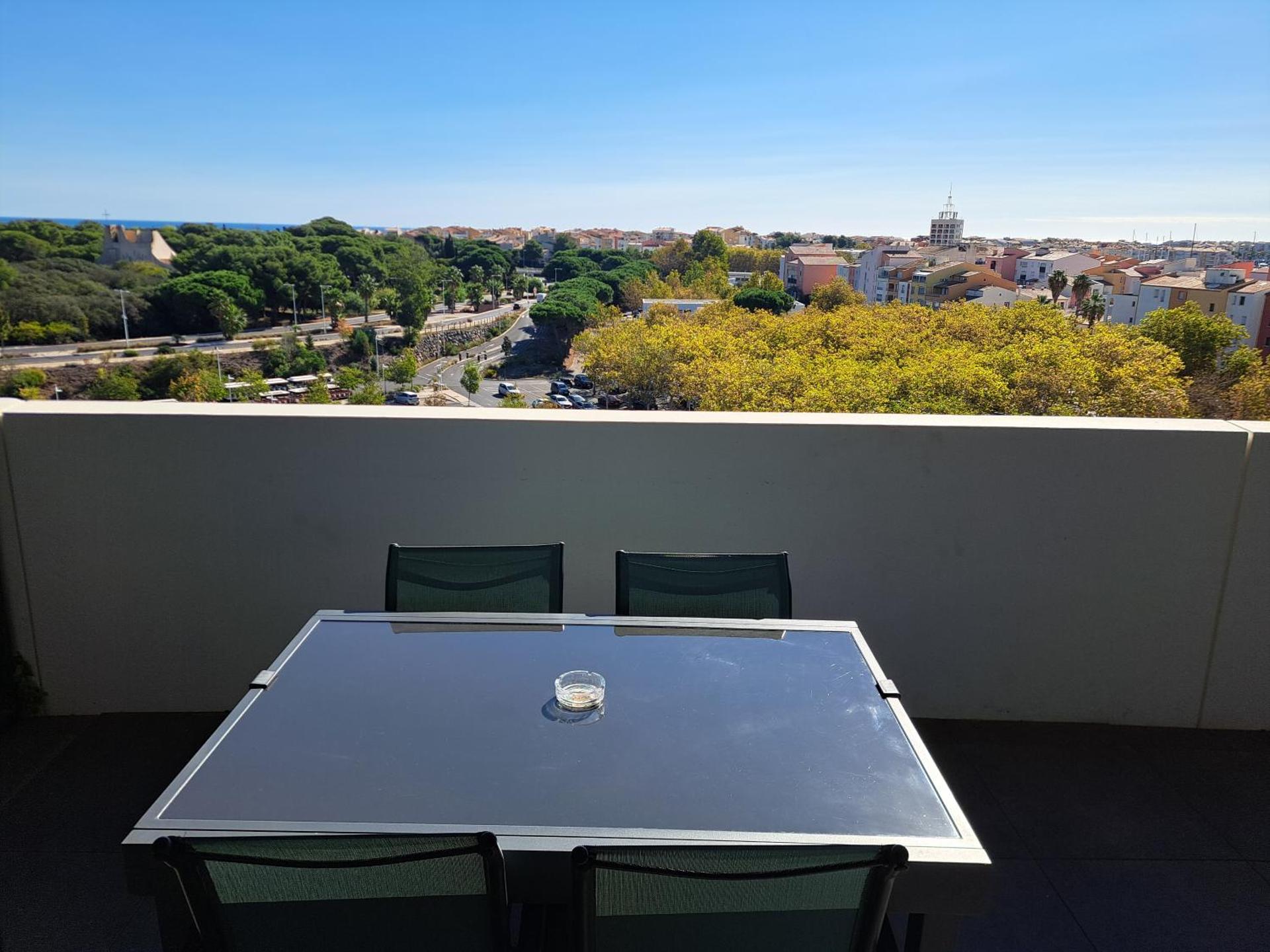 Iconic 652, T2 vue mer, bien équipé, centre port