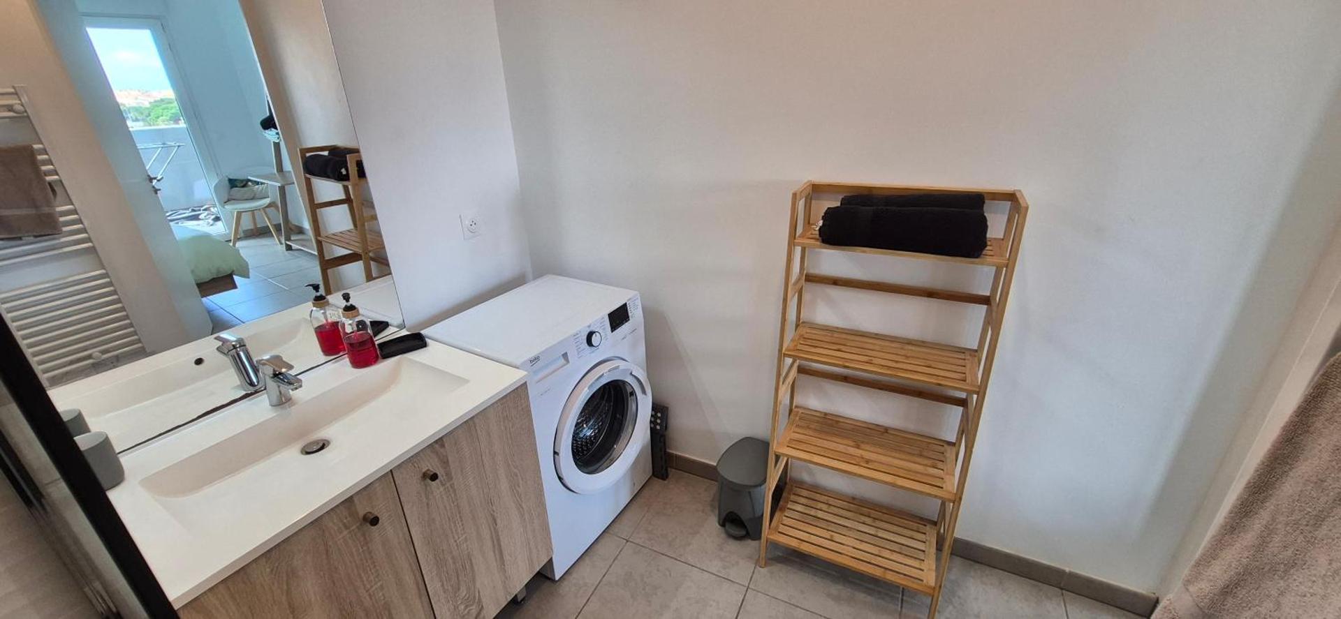 Iconic 652, T2 vue mer, bien équipé, centre port