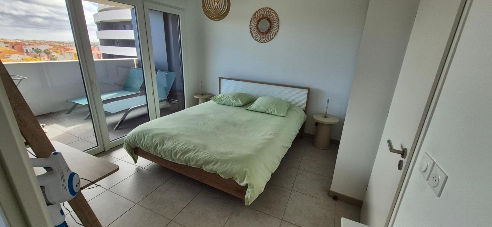 Iconic 652, T2 vue mer, bien équipé, centre port