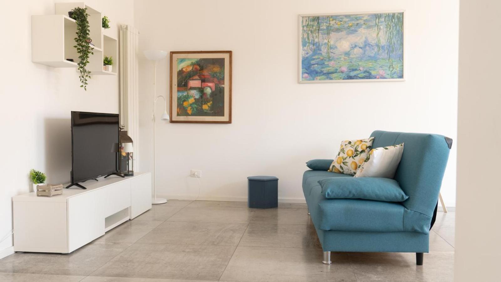 Communal lounge/ TV room