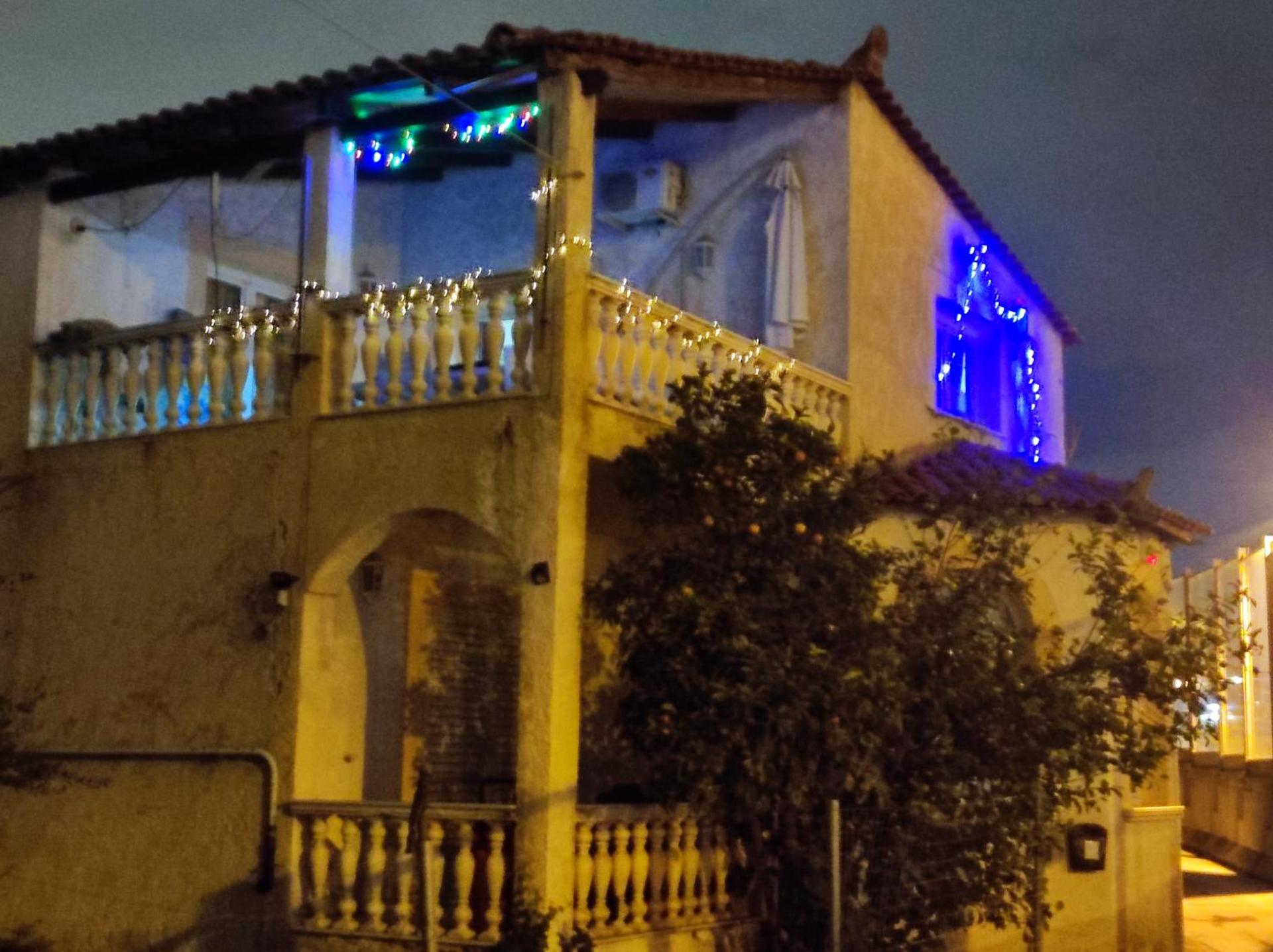 Rooms 10 min From Airport 17 min to Center direct at Metro pallini 200 meter from Train Station and 24 hours bus station to Airport