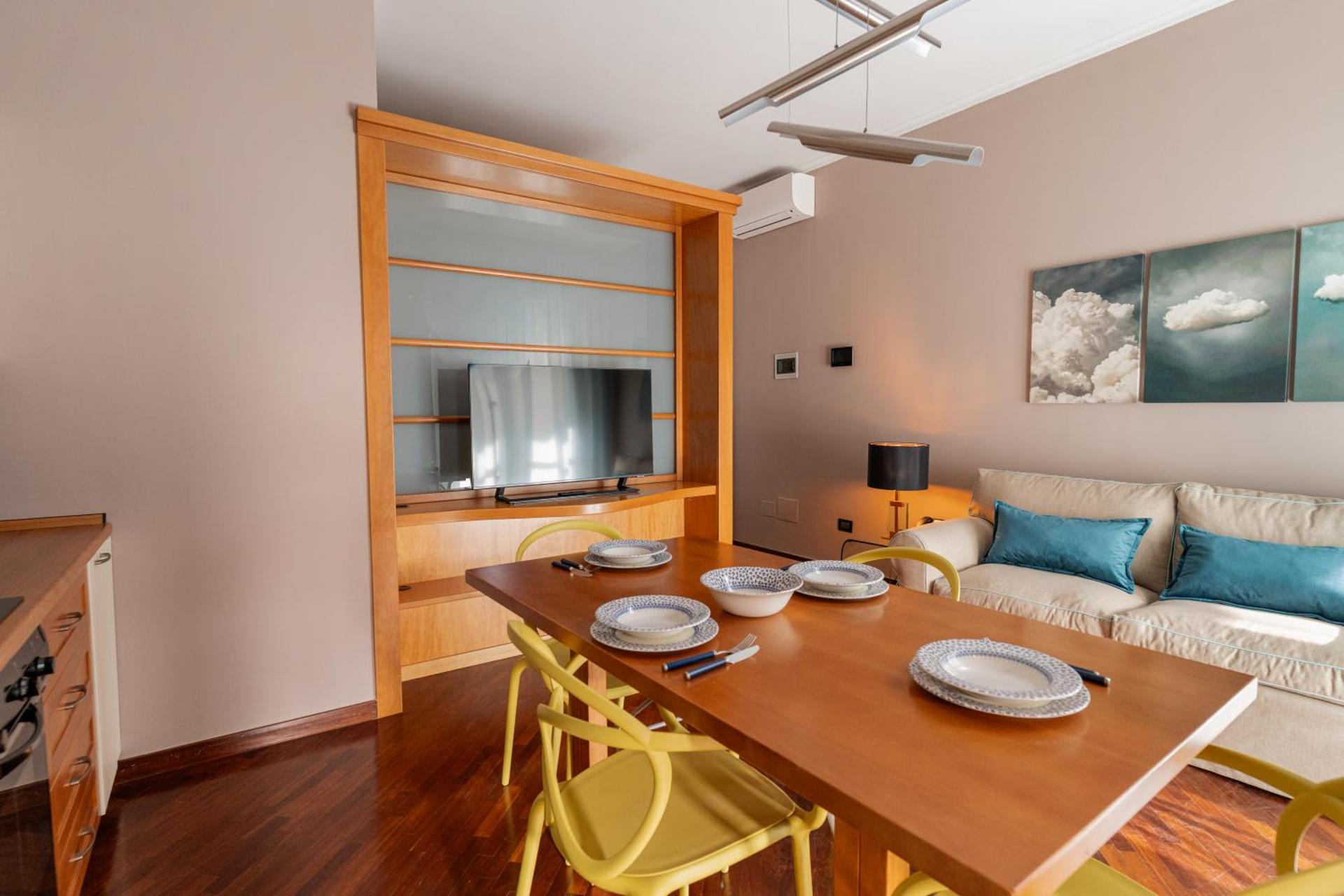 Deluxe One-Bedroom Apartment