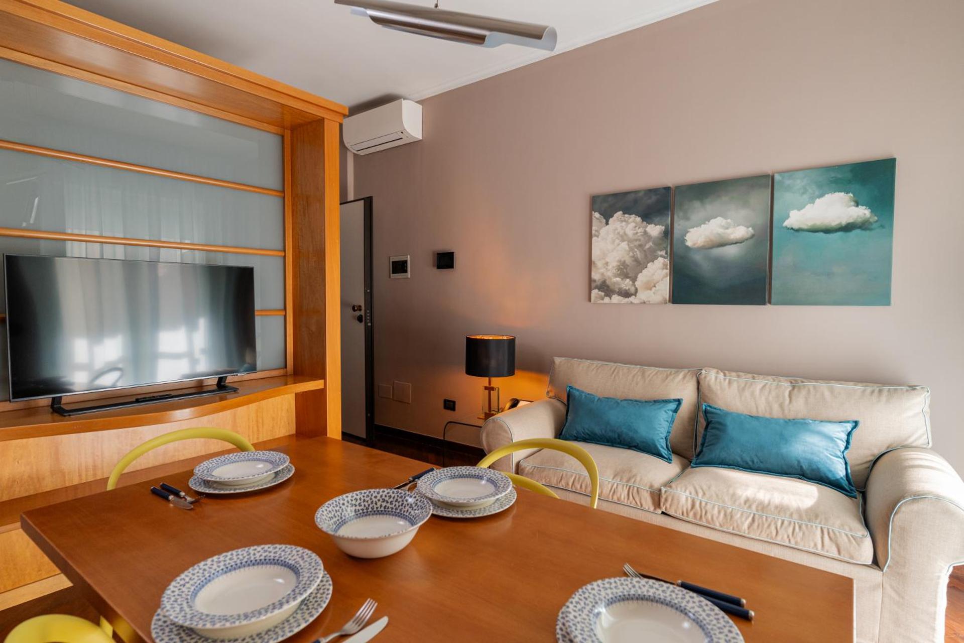 Deluxe One-Bedroom Apartment