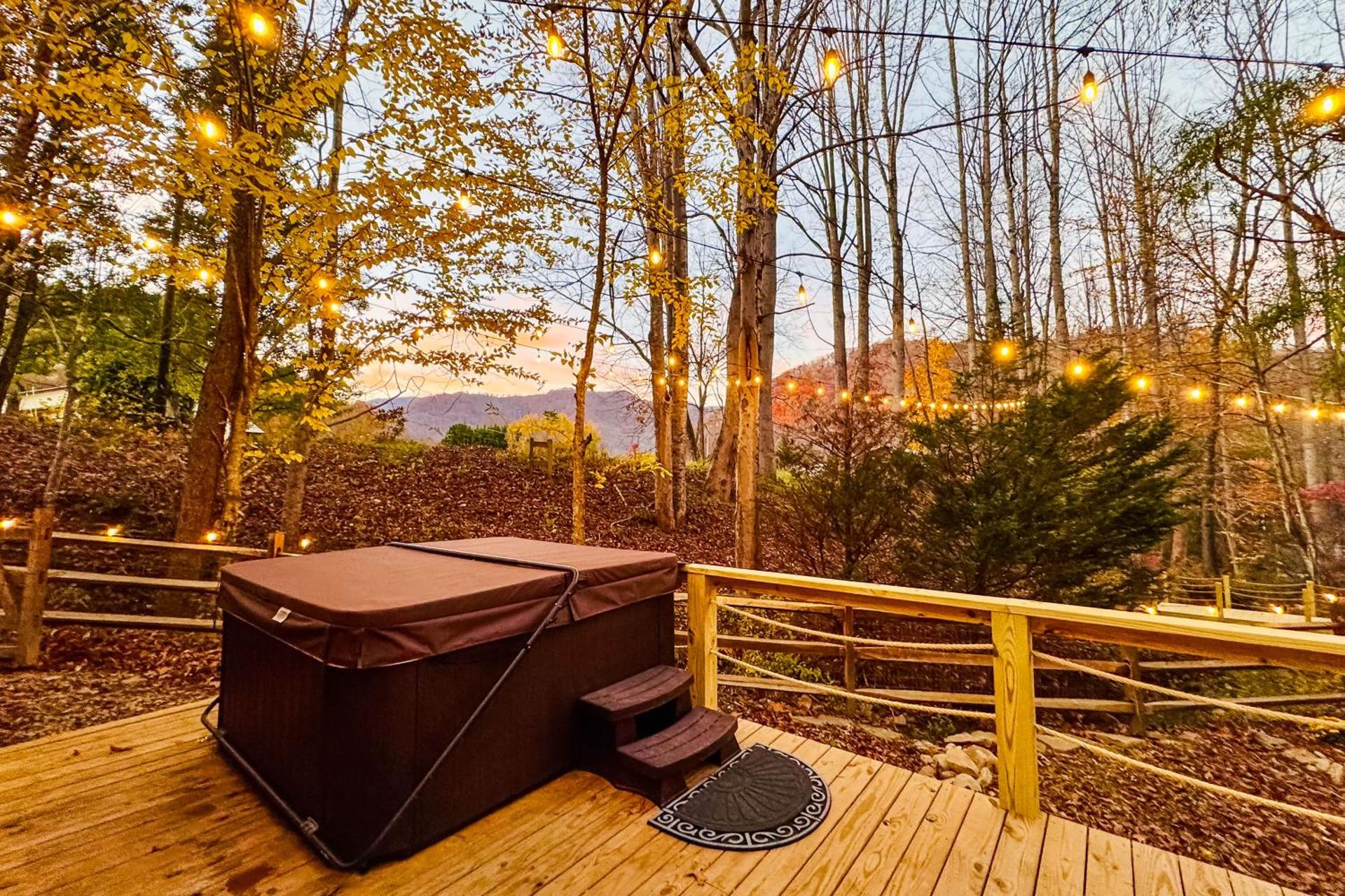 Hot Tub and Stone Fire Pit Smoky Mountain Oasis!