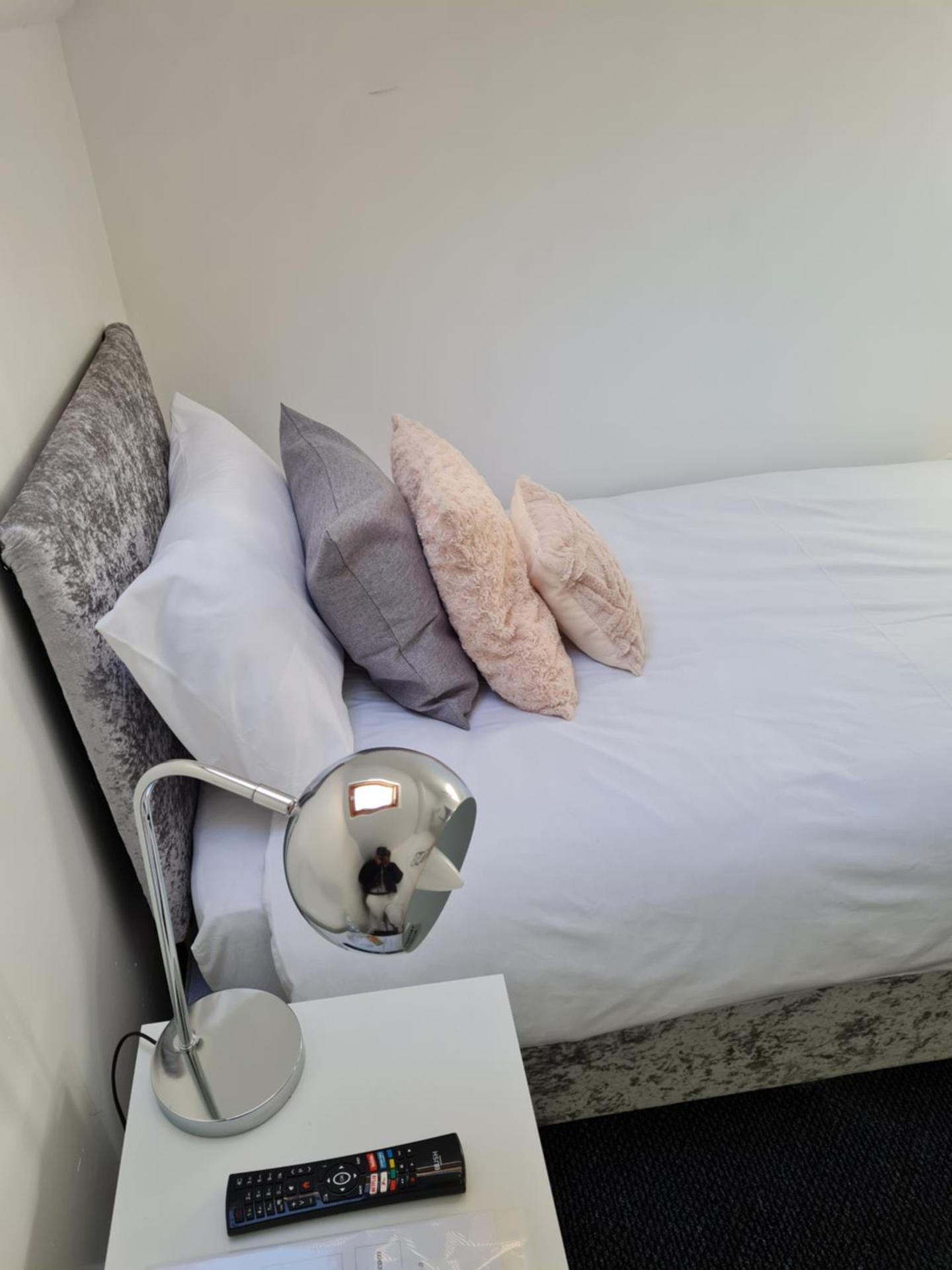 Central Location! 15 mins to Airport 2 mins to High Street and Station FREE PARKING!!