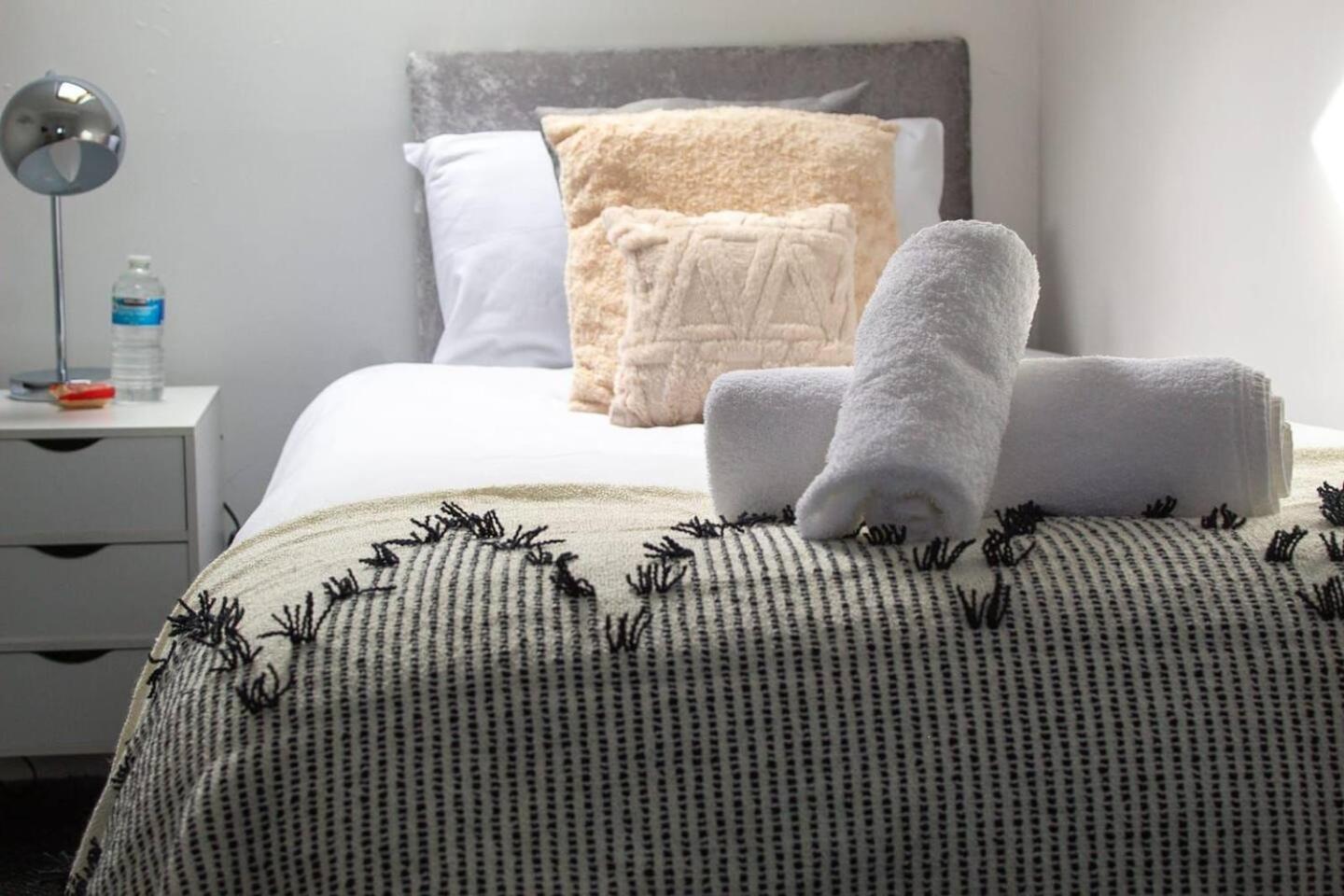 Central Location! 15 mins to Airport 2 mins to High Street and Station FREE PARKING!!