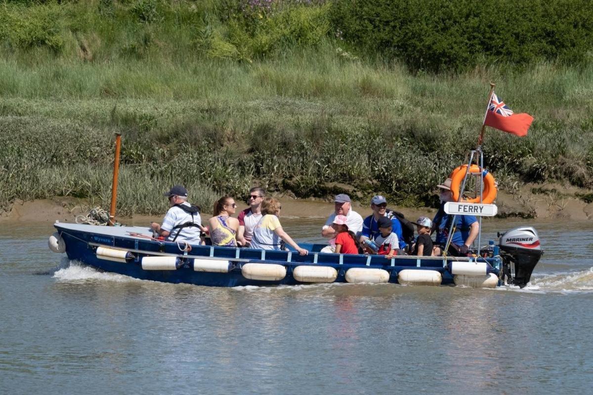 Cosy Cottage Fireplace Patio Pet Train Stn