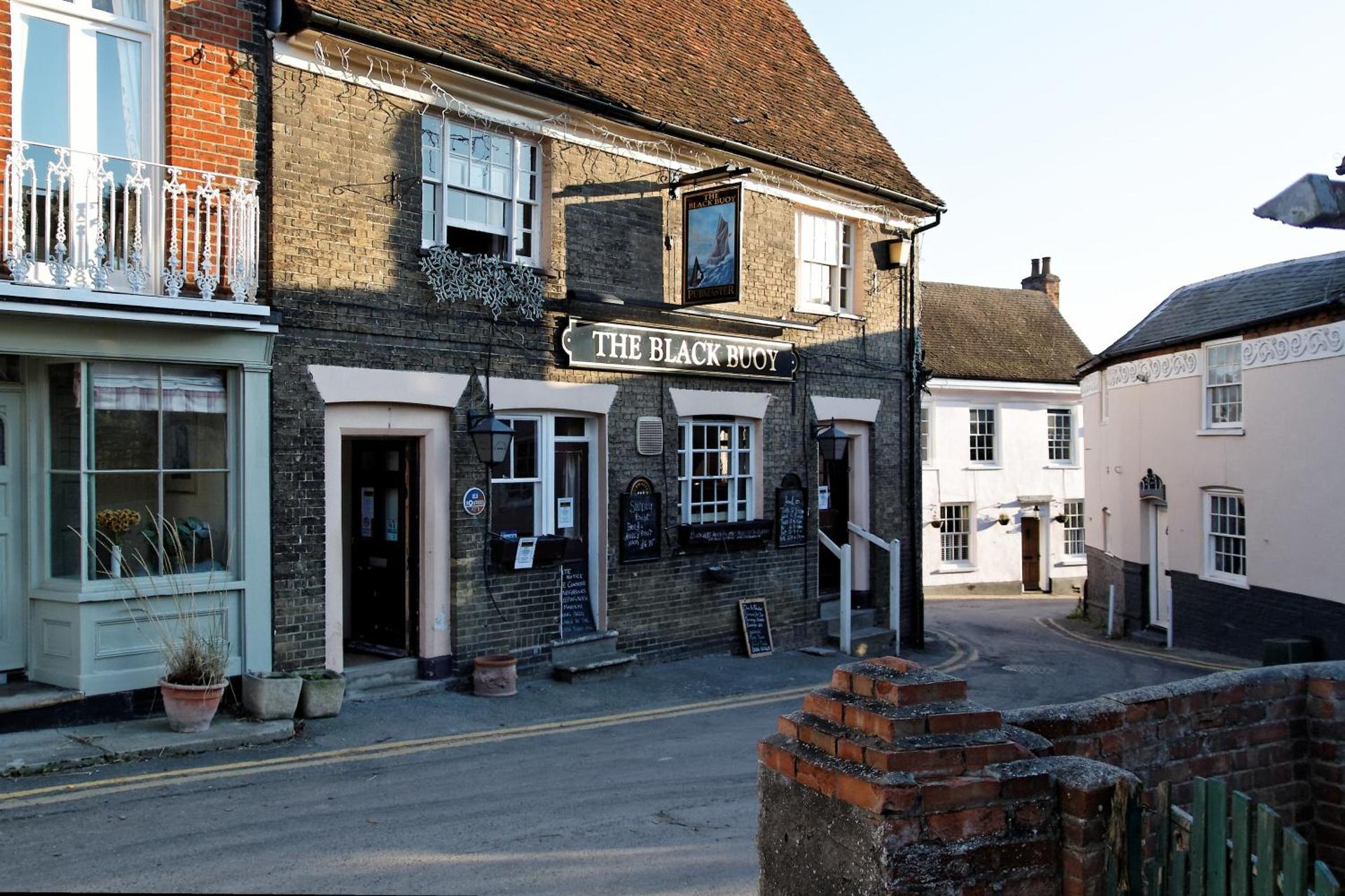 Cosy Cottage Fireplace Patio Pet Train Stn