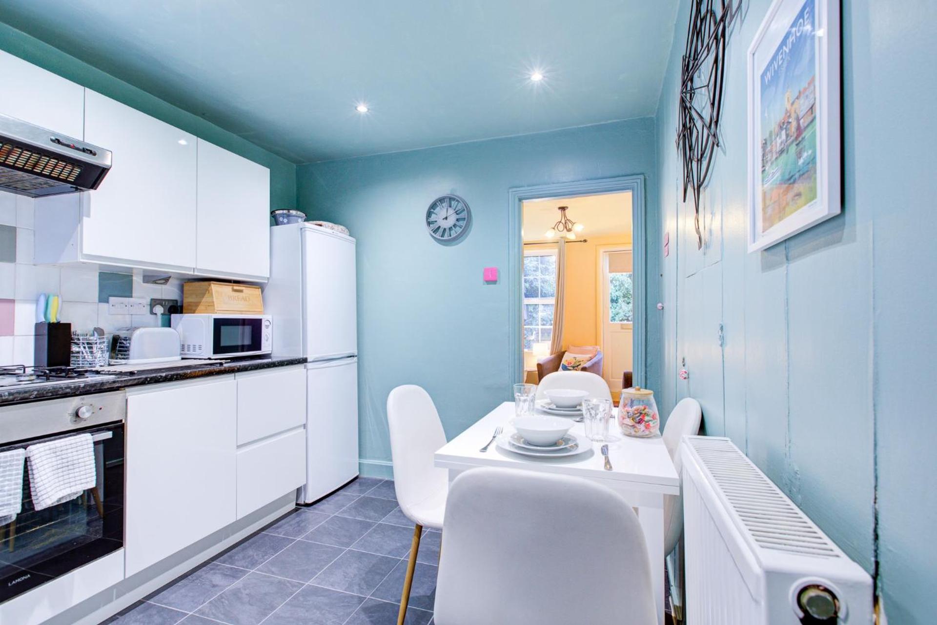 Cosy Cottage Fireplace Patio Pet Train Stn