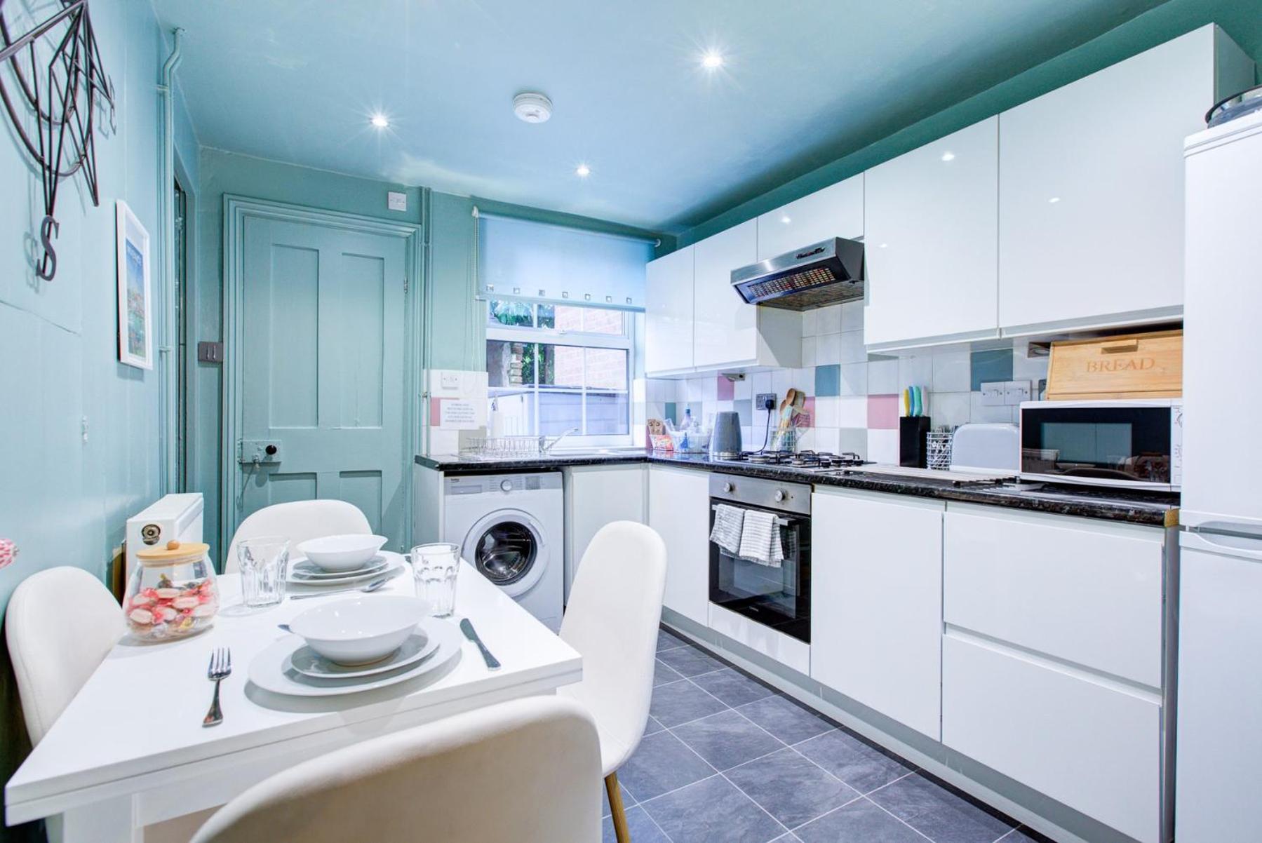 Cosy Cottage Fireplace Patio Pet Train Stn