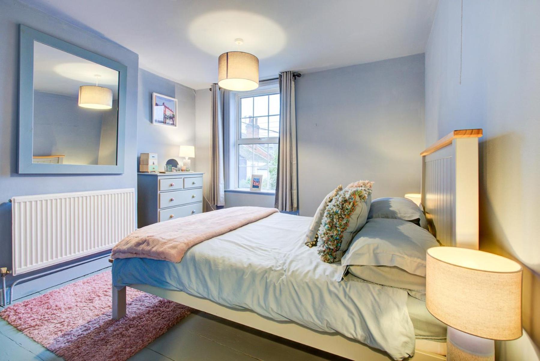 Cosy Cottage Fireplace Patio Pet Train Stn