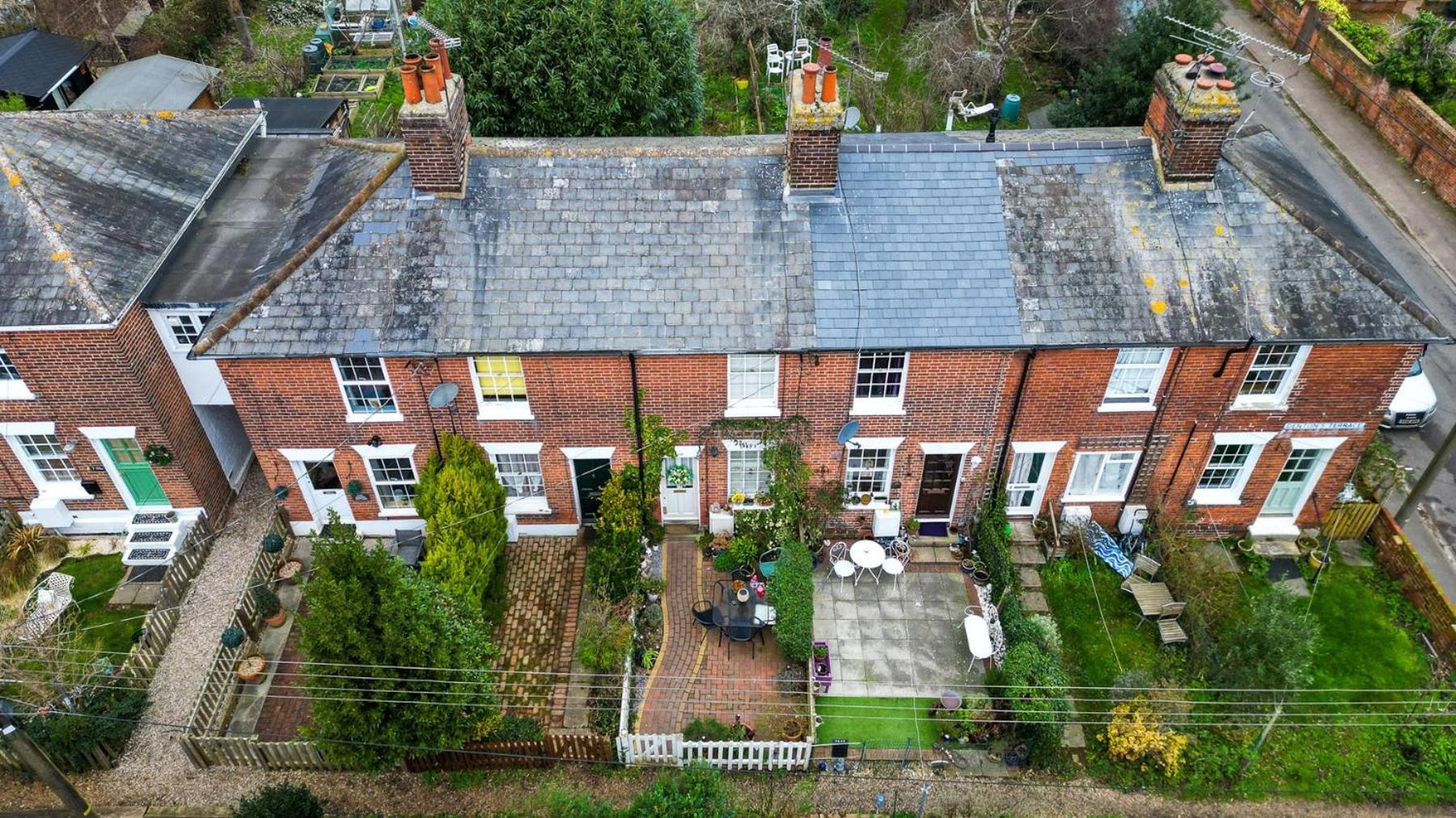 Cosy Cottage Fireplace Patio Pet Train Stn