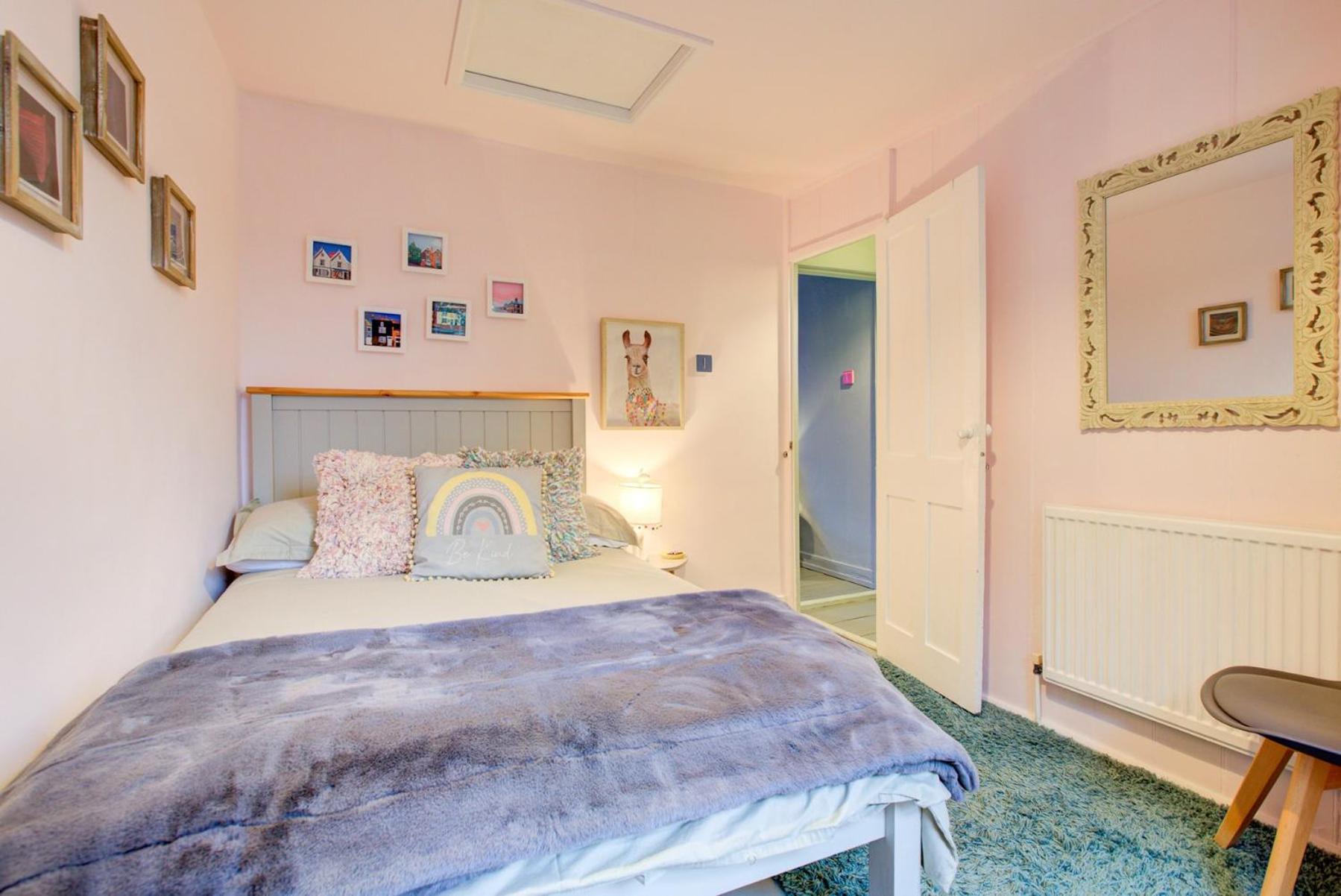 Cosy Cottage Fireplace Patio Pet Train Stn