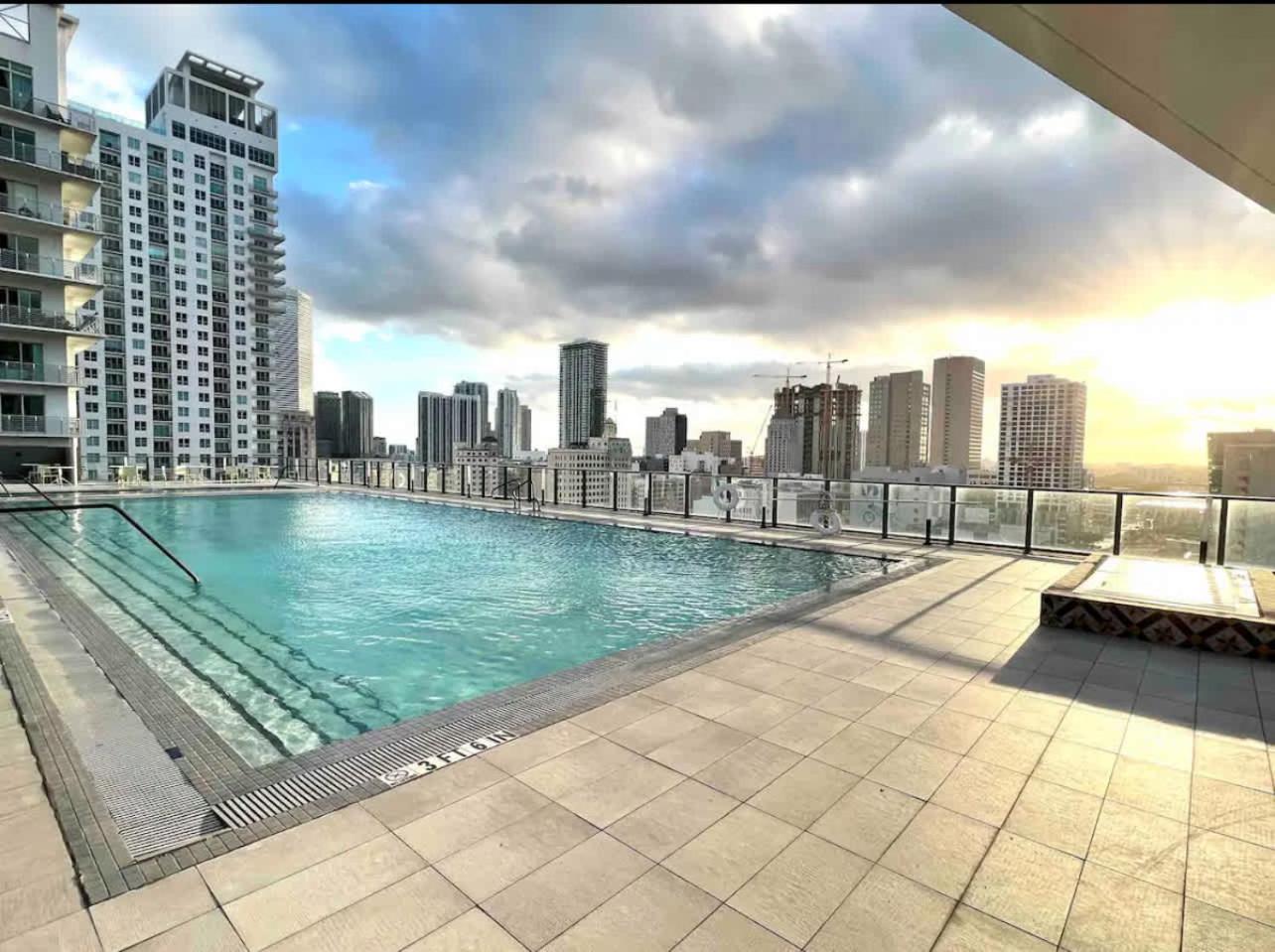 X Lounge VII - High-Rise with Rooftop Pool & Skyline Views in Downtown Miami