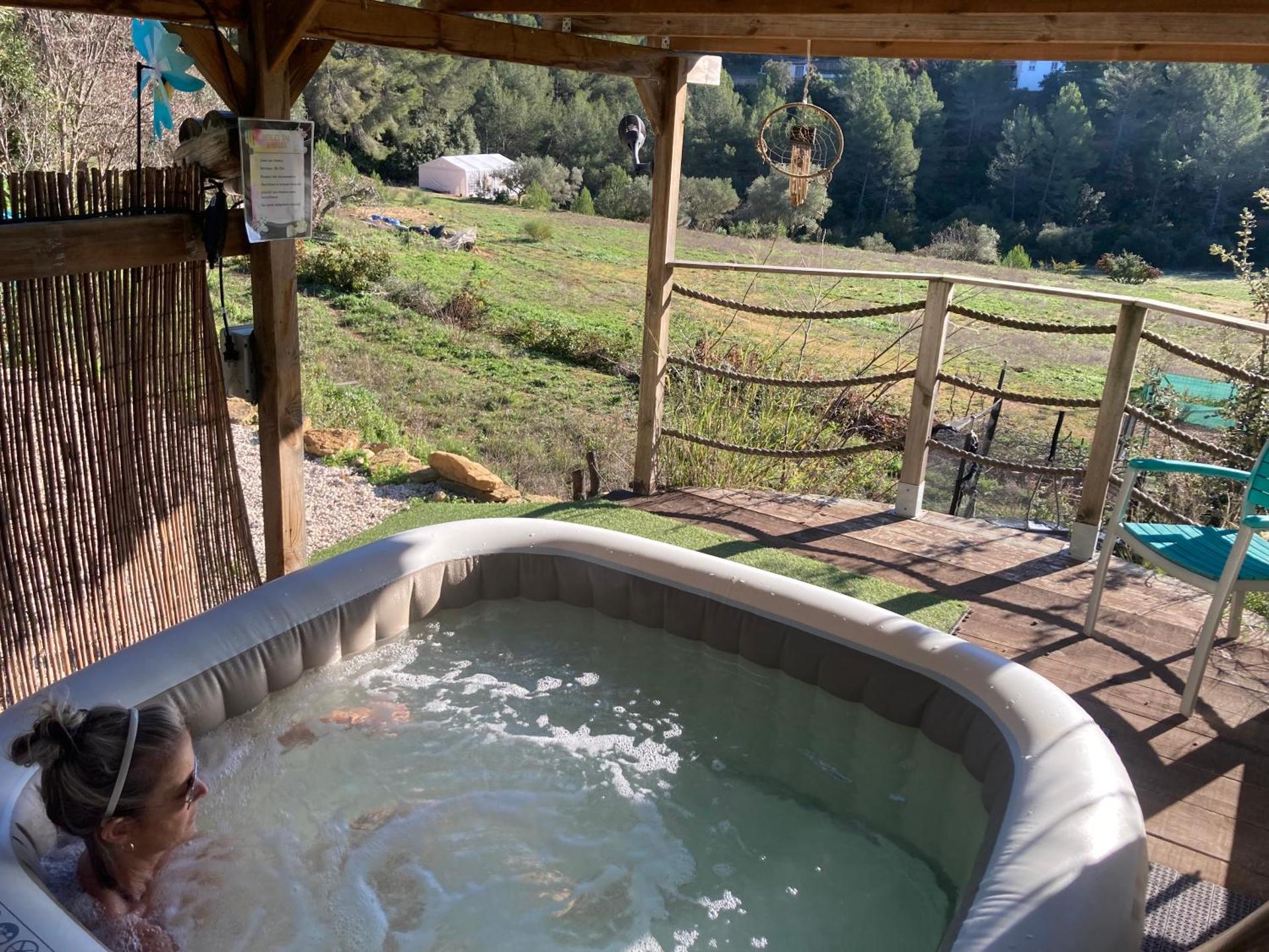 Arche de Noé atypique, bohème , nature, piscine chauffée de Pâques à Toussaint , spa , sauna , loisirs