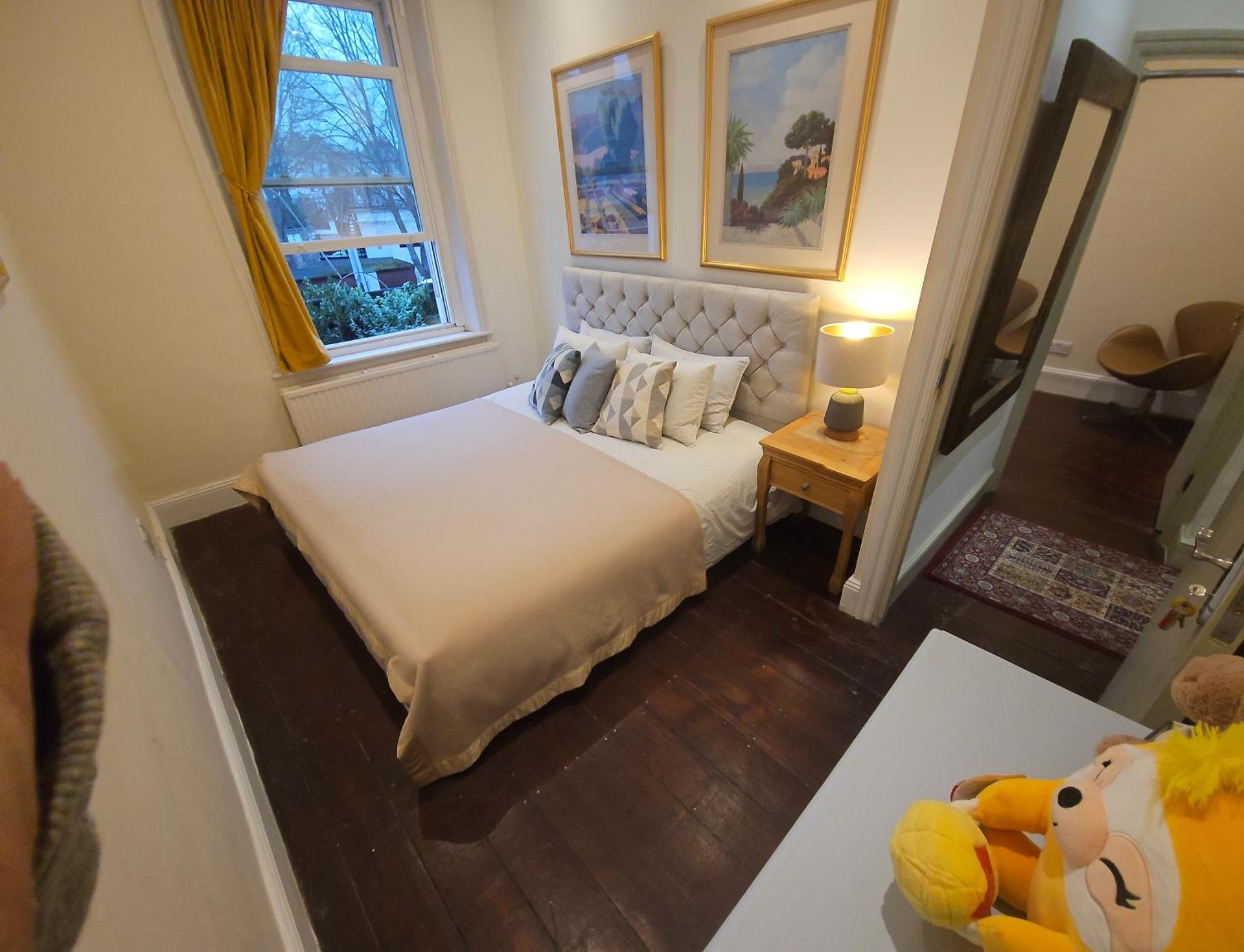 Lovely apartment in Barnes and garage