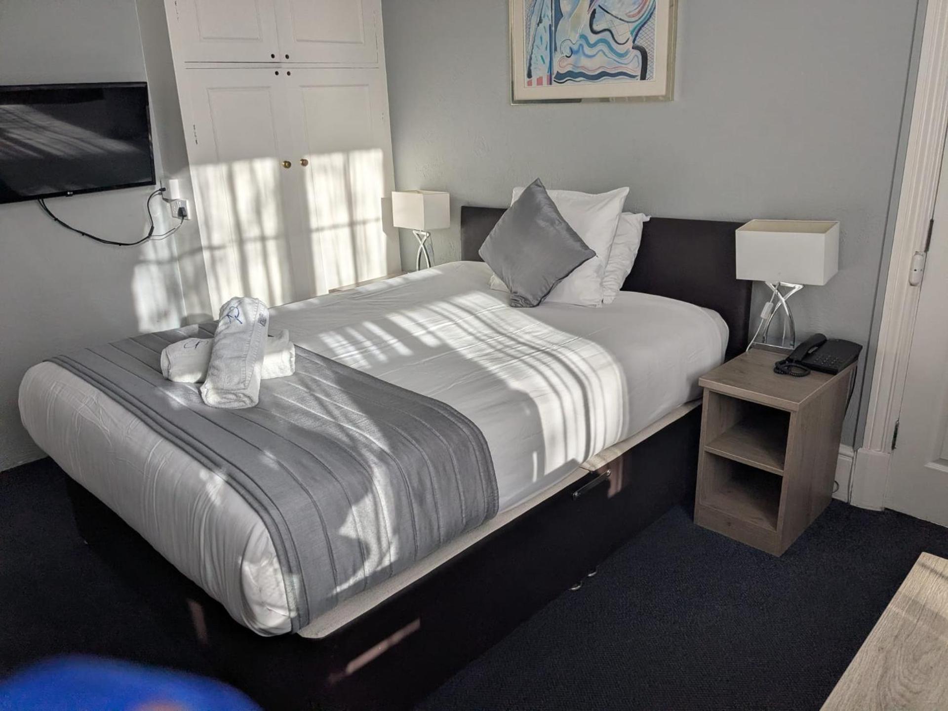 Corner House Hotel Gatwick with bookable Holiday parking