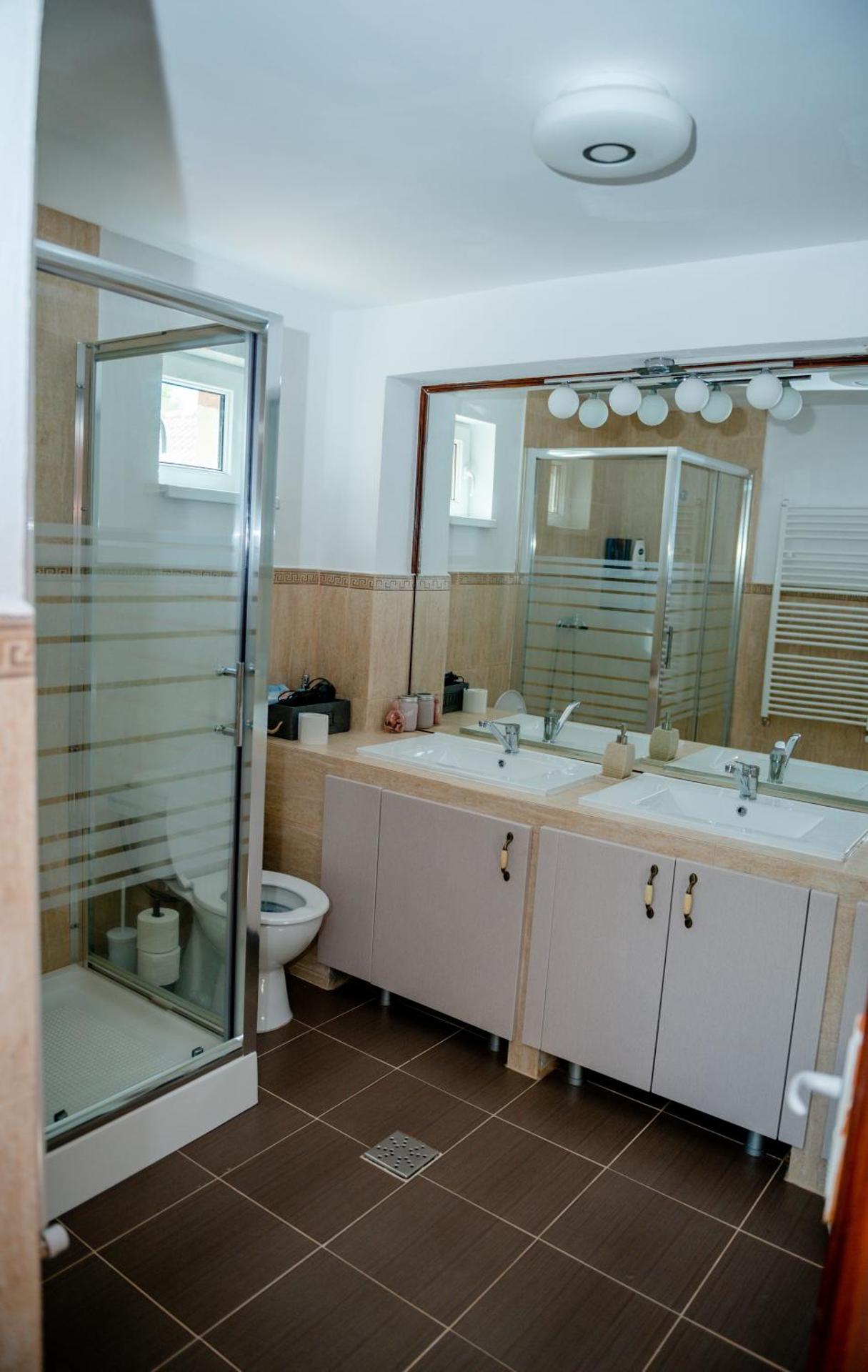 House - Sleeps up to 11 hot tub & free parking