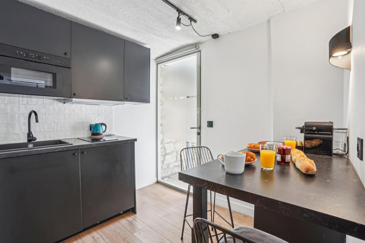 Maisons Alfort 5 Luxurious apartment with private garden and Jacuzzi