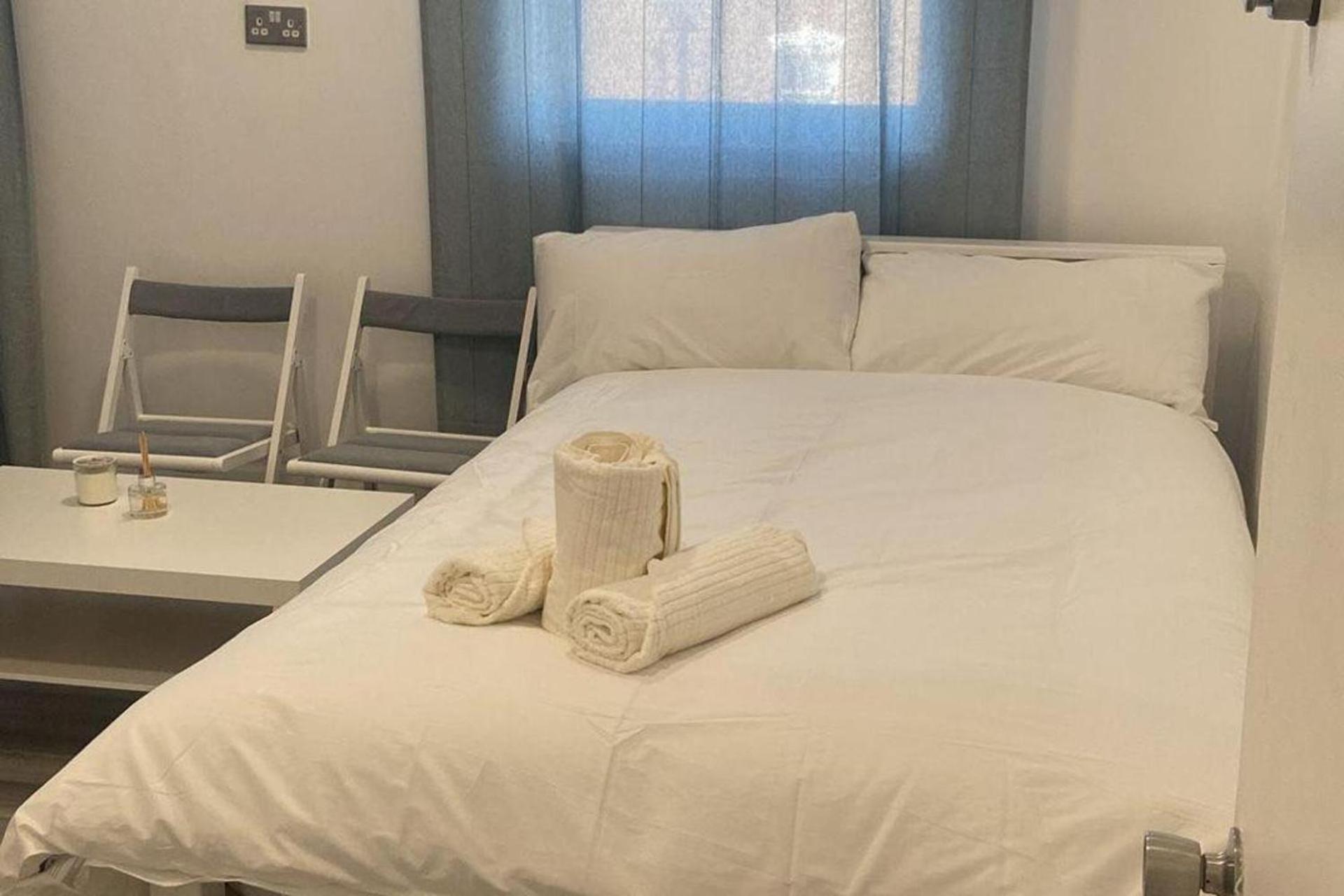 Studio- Sleeps 2-Pets Ok-Action Park and Stn Close