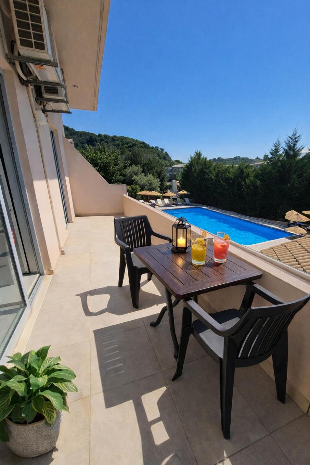 Apartment with Pool View 