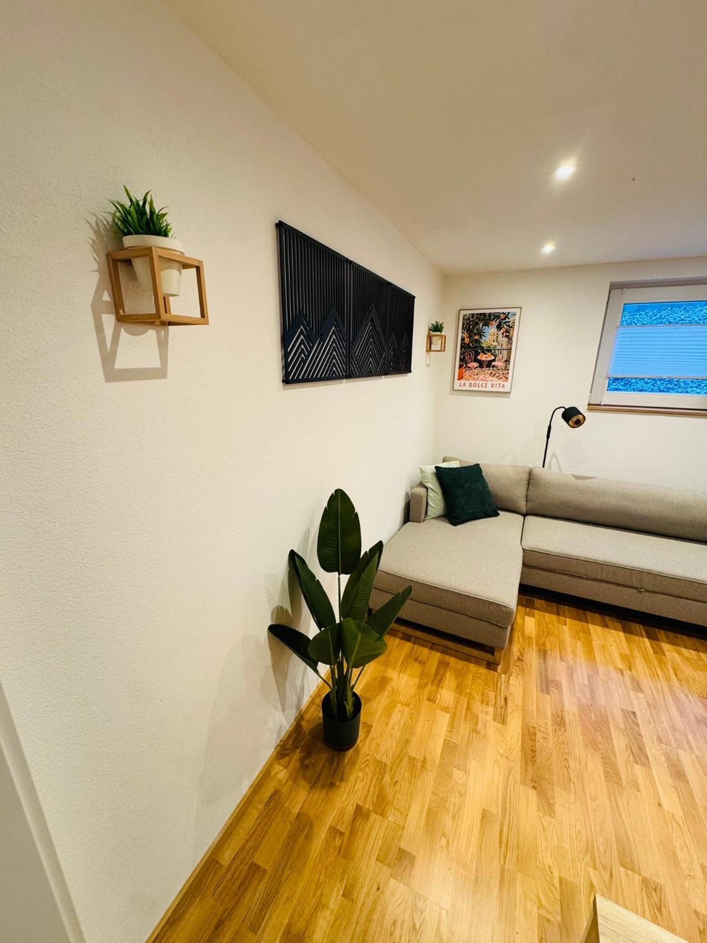 1,5-Zimmer, Top ausgestattet, 4 Pers, Souterrain, Self Check-in, Parkplatz, Netflix & Amazon Prime