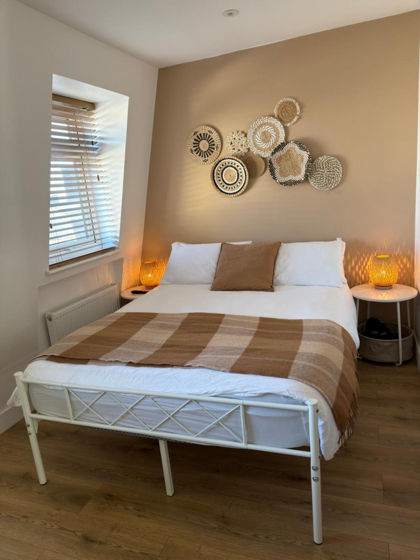 Townhouse Studio with Kitchen & Ensuite - Great Location