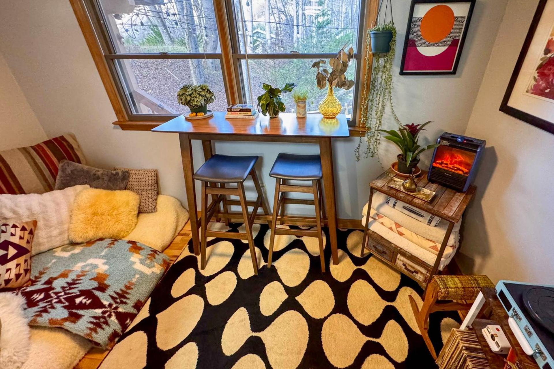 Hot Tub and Stone Fire Pit Smoky Mountain Oasis!