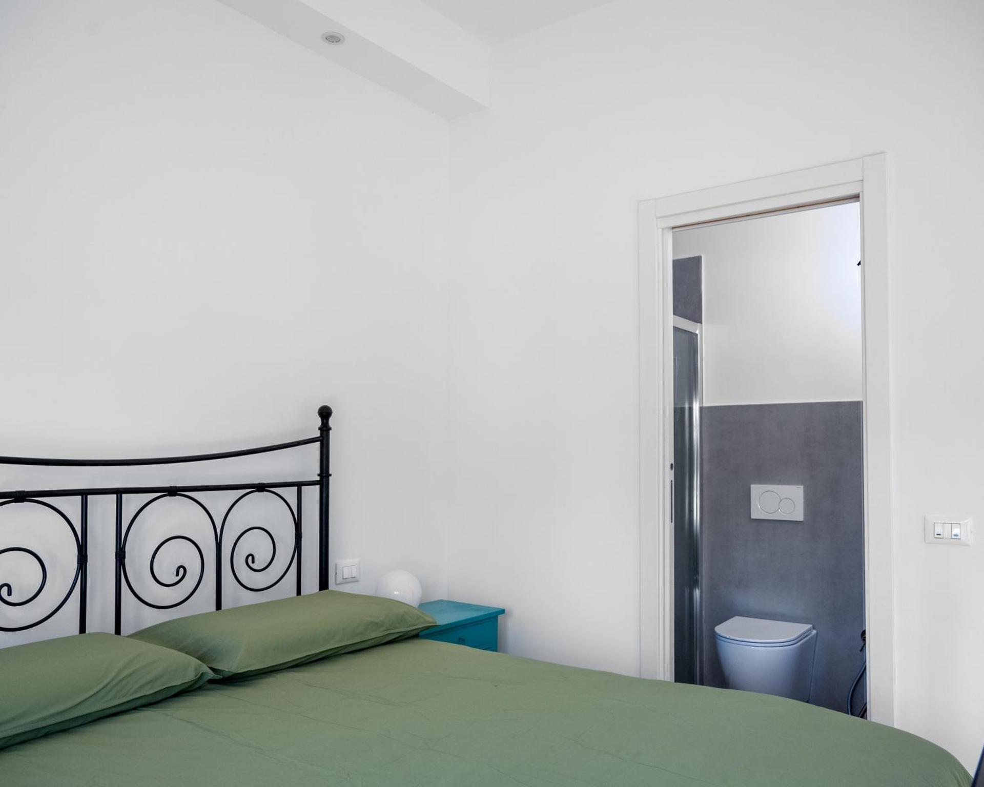 Camera Matrimoniale con bagno privato-struttura condivisa con Host-CASA ENEA